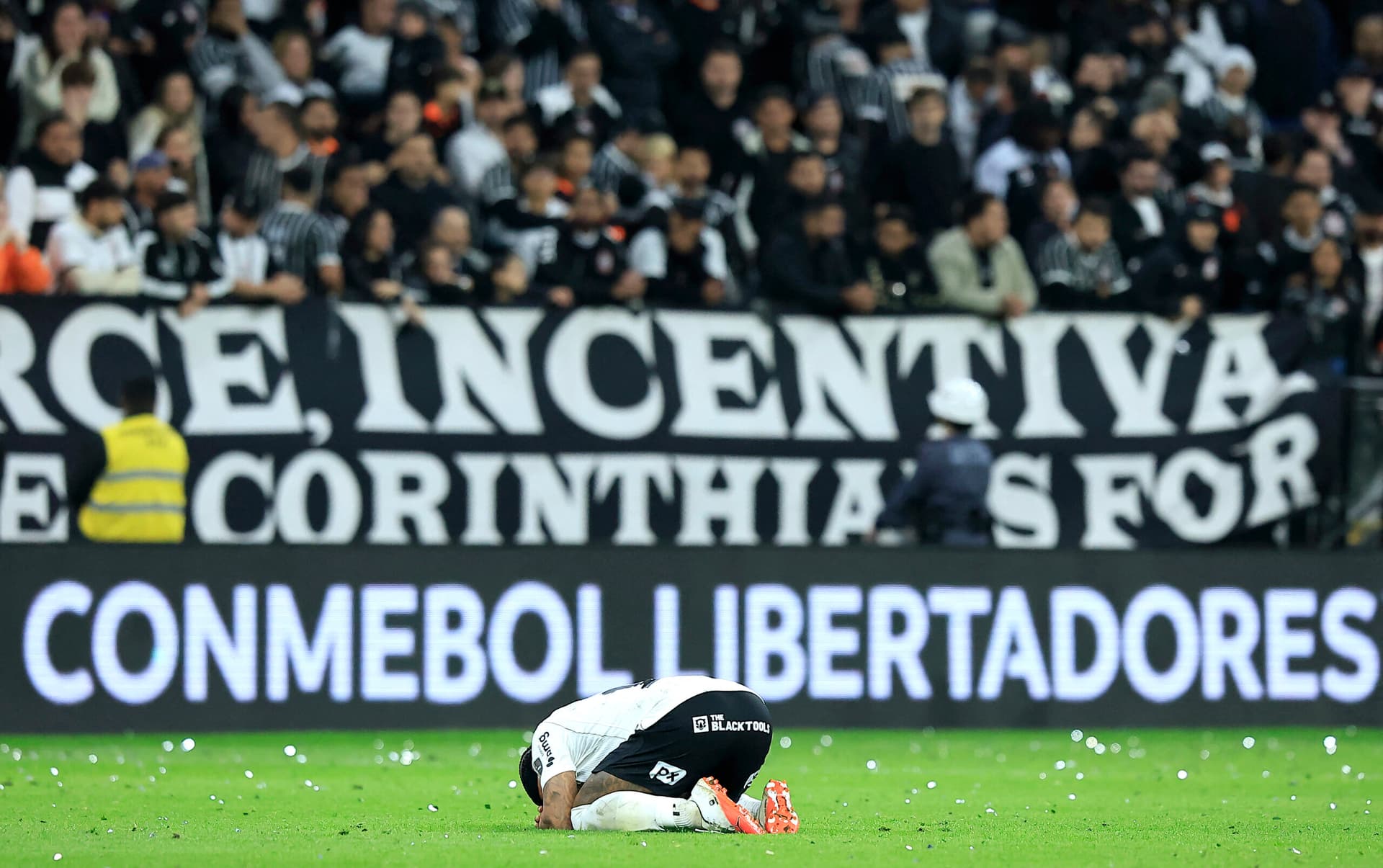 O pênalti perdido por Memphis Depay que eliminou Corinthians