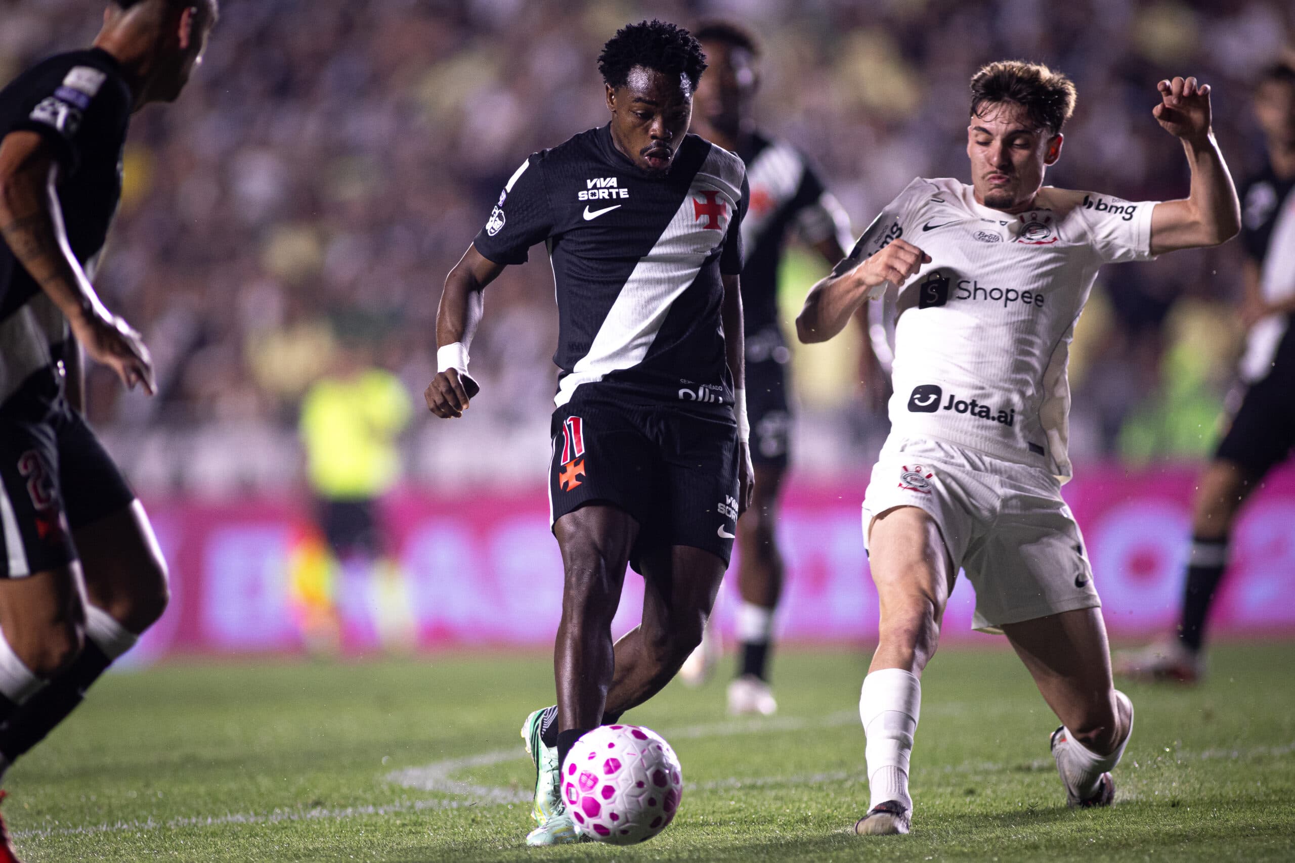 Vasco deve ter baixa no ataque para enfrentar o Flamengo em clássico pelo Brasileirão