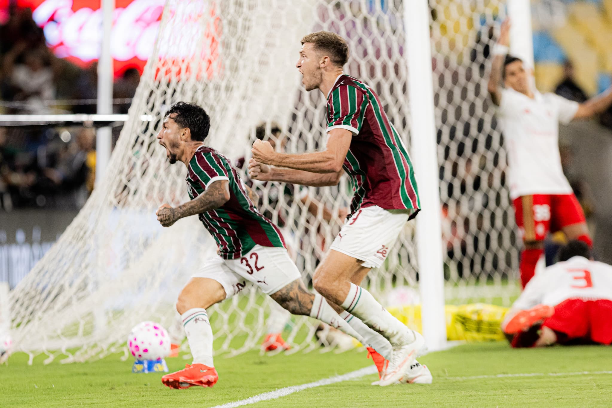 Fluminense vence de virada e mantém drama do Inter