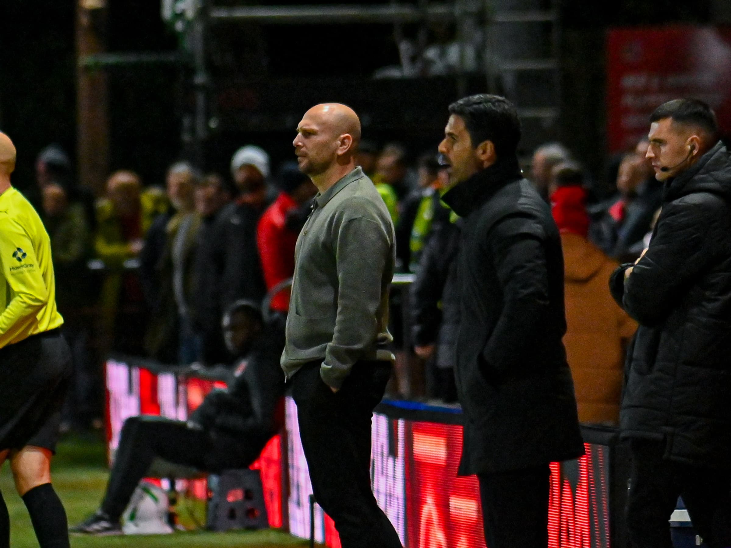 O técnico Mikel Arteta no estádio do Fleetwood Town - Foto: Divulgação/Fleetwood
