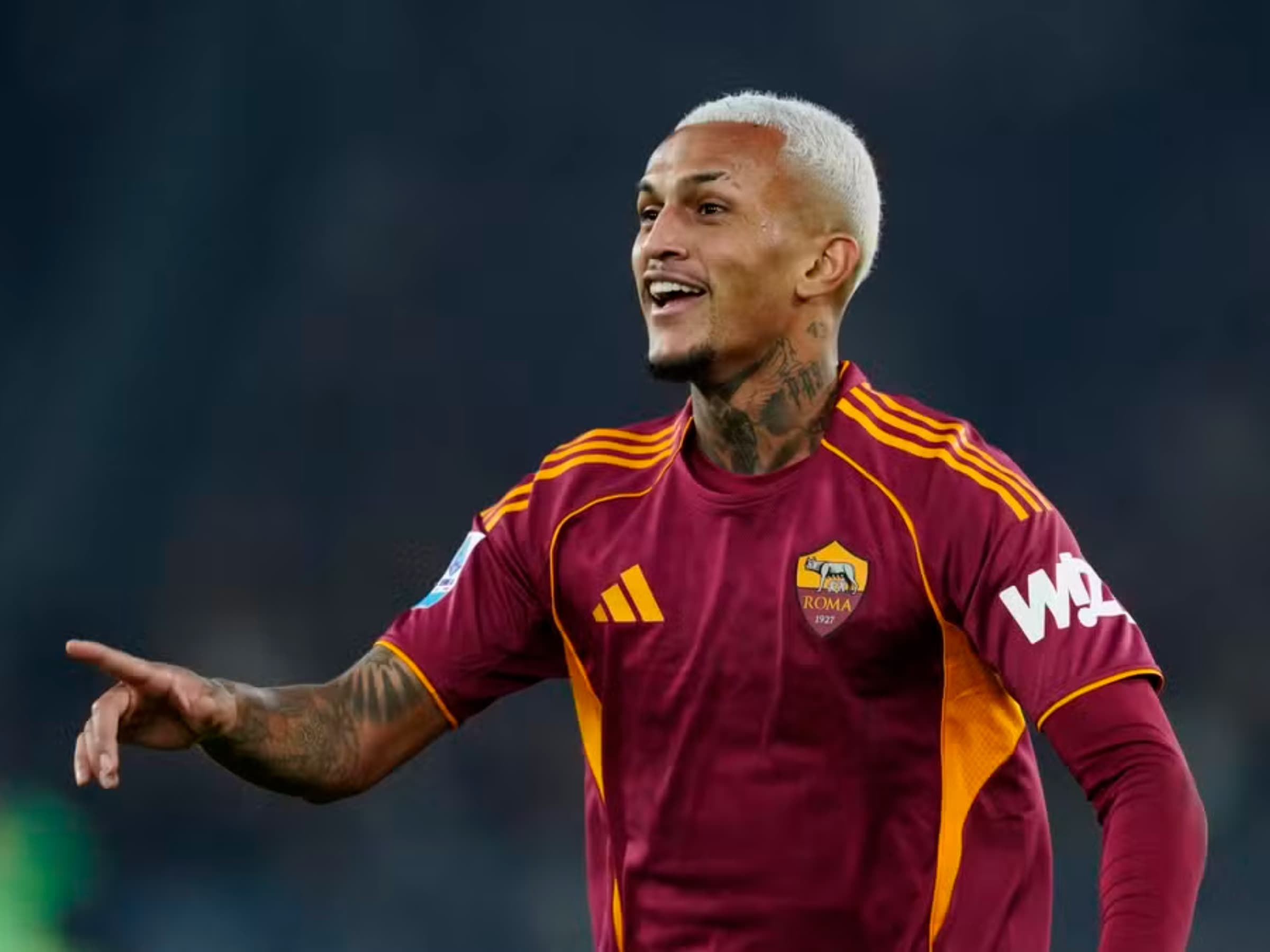 Wesley, ex-Flamengo, com a camisa da Roma - Foto: REUTERS/Matteo Ciambelli