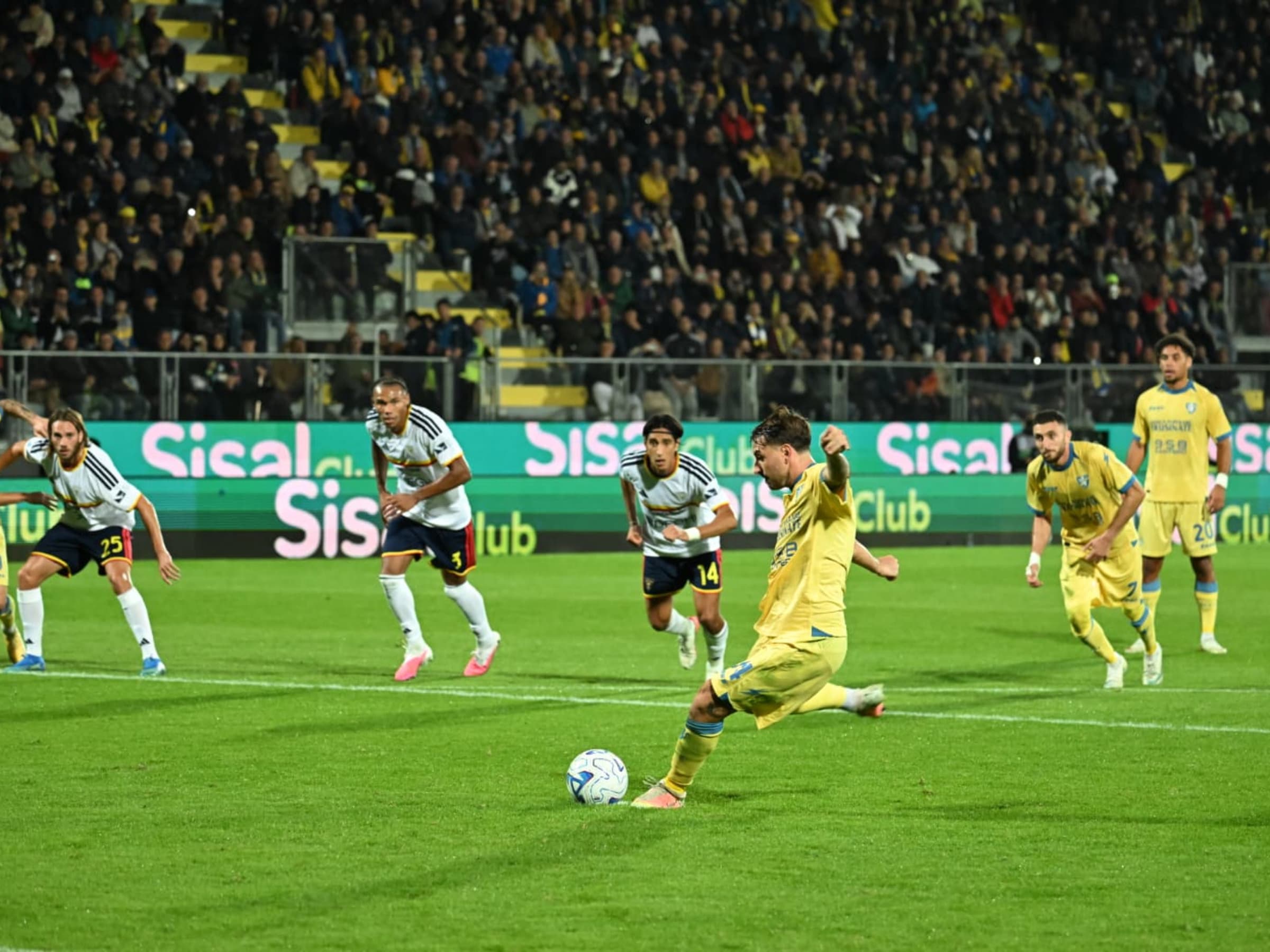 O Frosinone goleou o Lecce por 5 a 1 - Foto: Frosinone/Divulgação