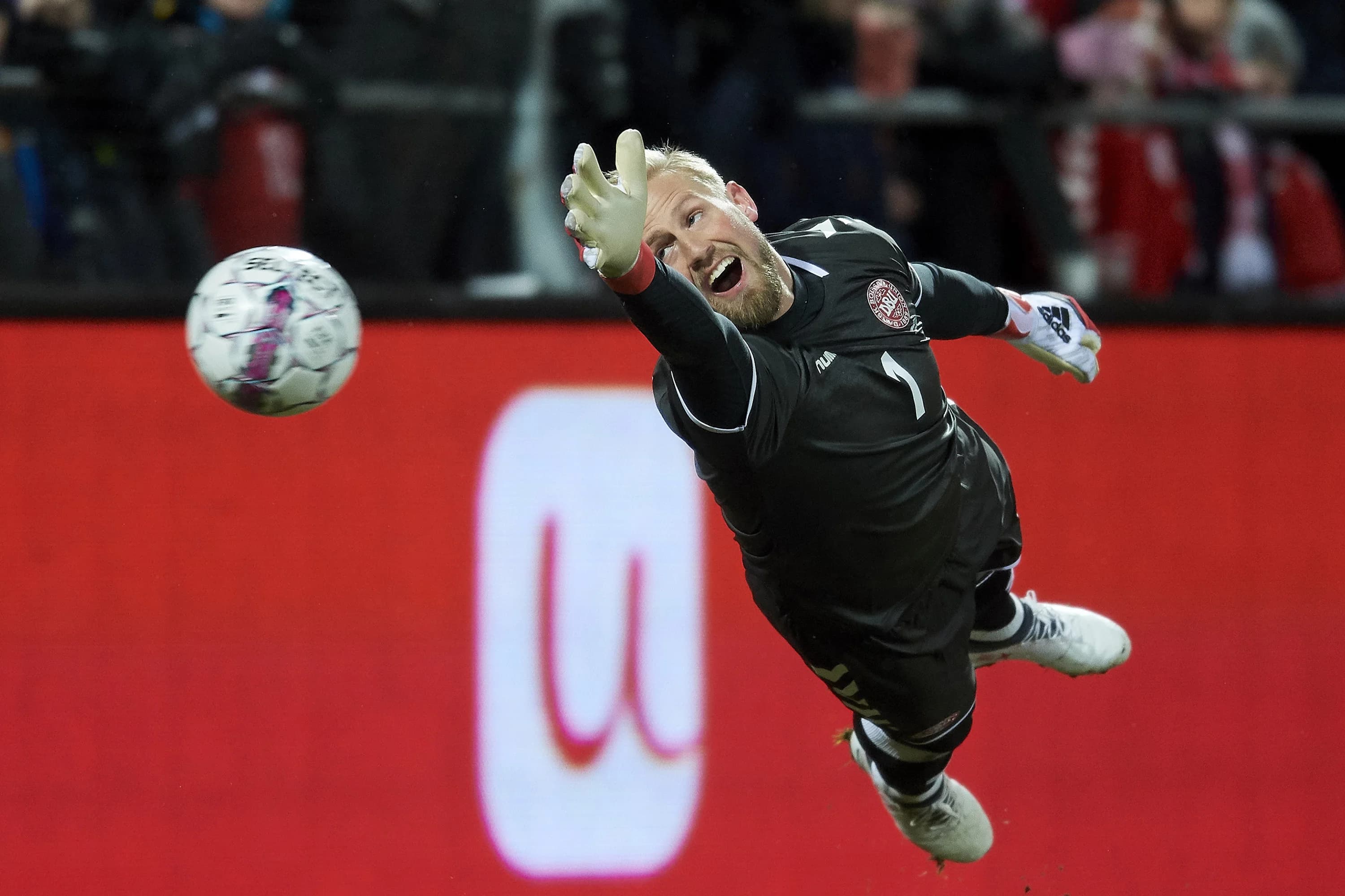 Ídolo do Leicester, Schmeichel anuncia aposentadoria