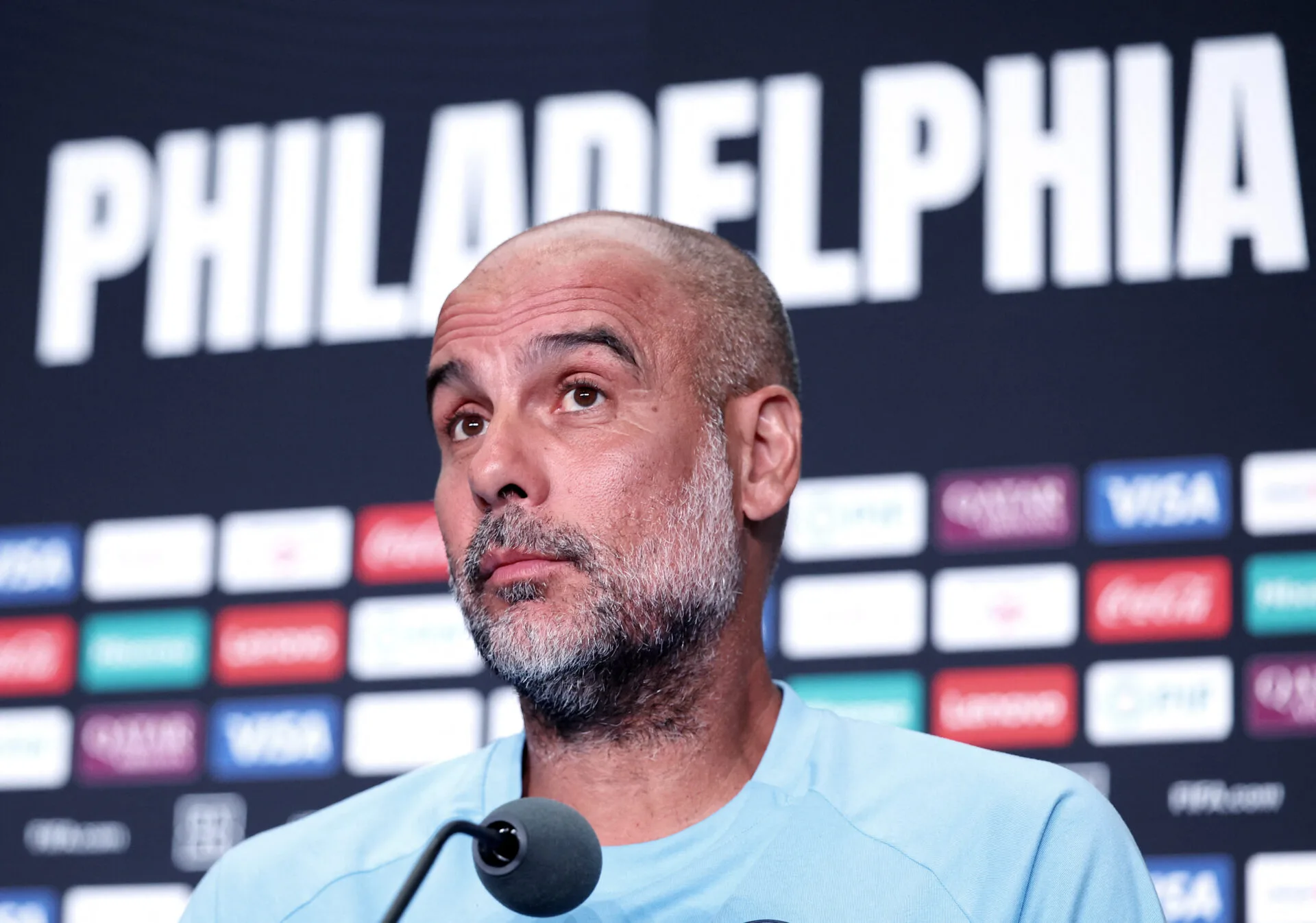 Guardiola rebate CEO do United e defende imigrantes