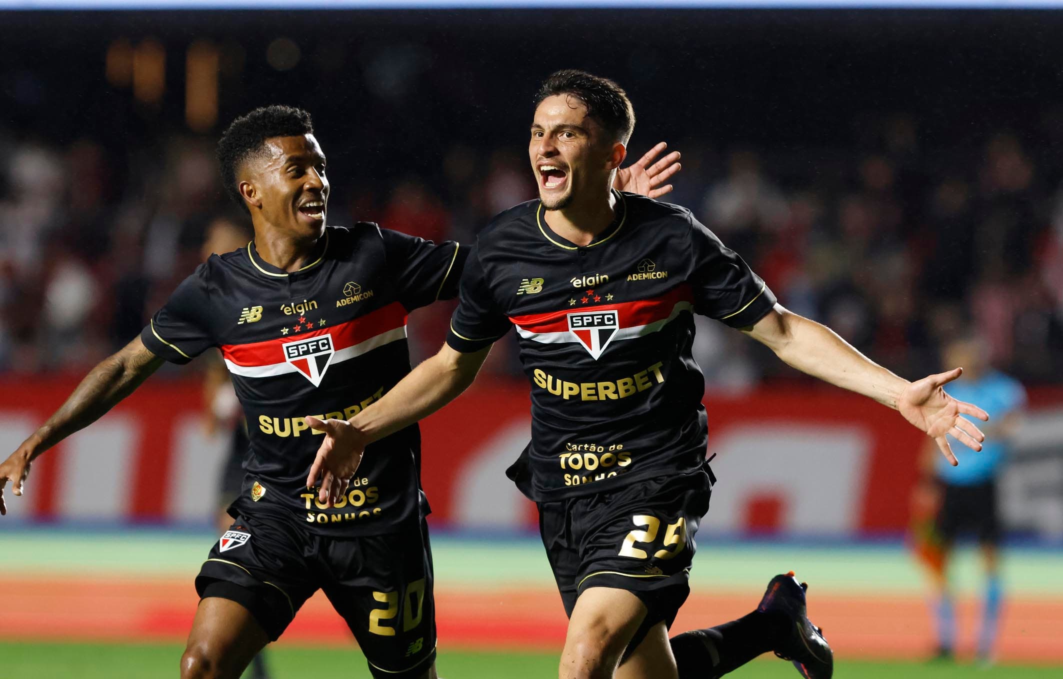 São Paulo treina para pegar Botafogo com volta de Pablo Maia