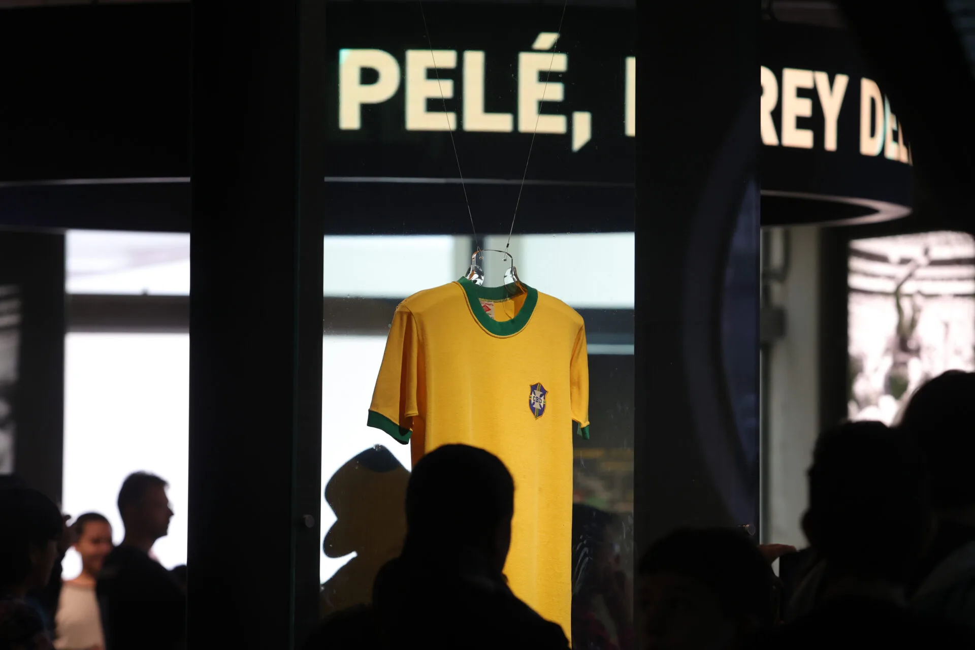 Camisa usada por Pelé na final da Copa de 1970 volta a ser exibida no Museu do Futebol
