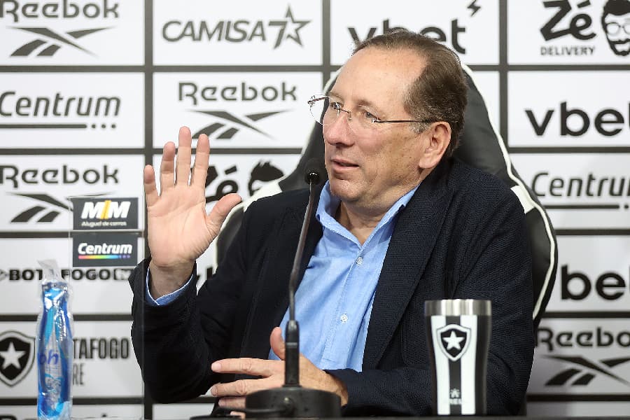 Textor negocia dívidas e tenta evitar transfer ban no Botafogo
