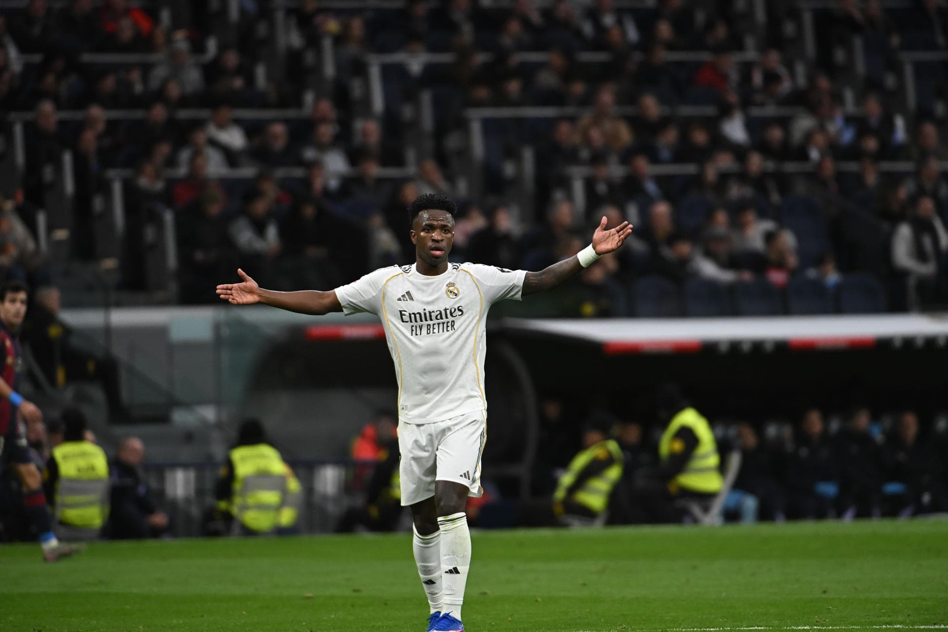 Torcedor é multado e banido de estádios por racismo contra Vini Jr.