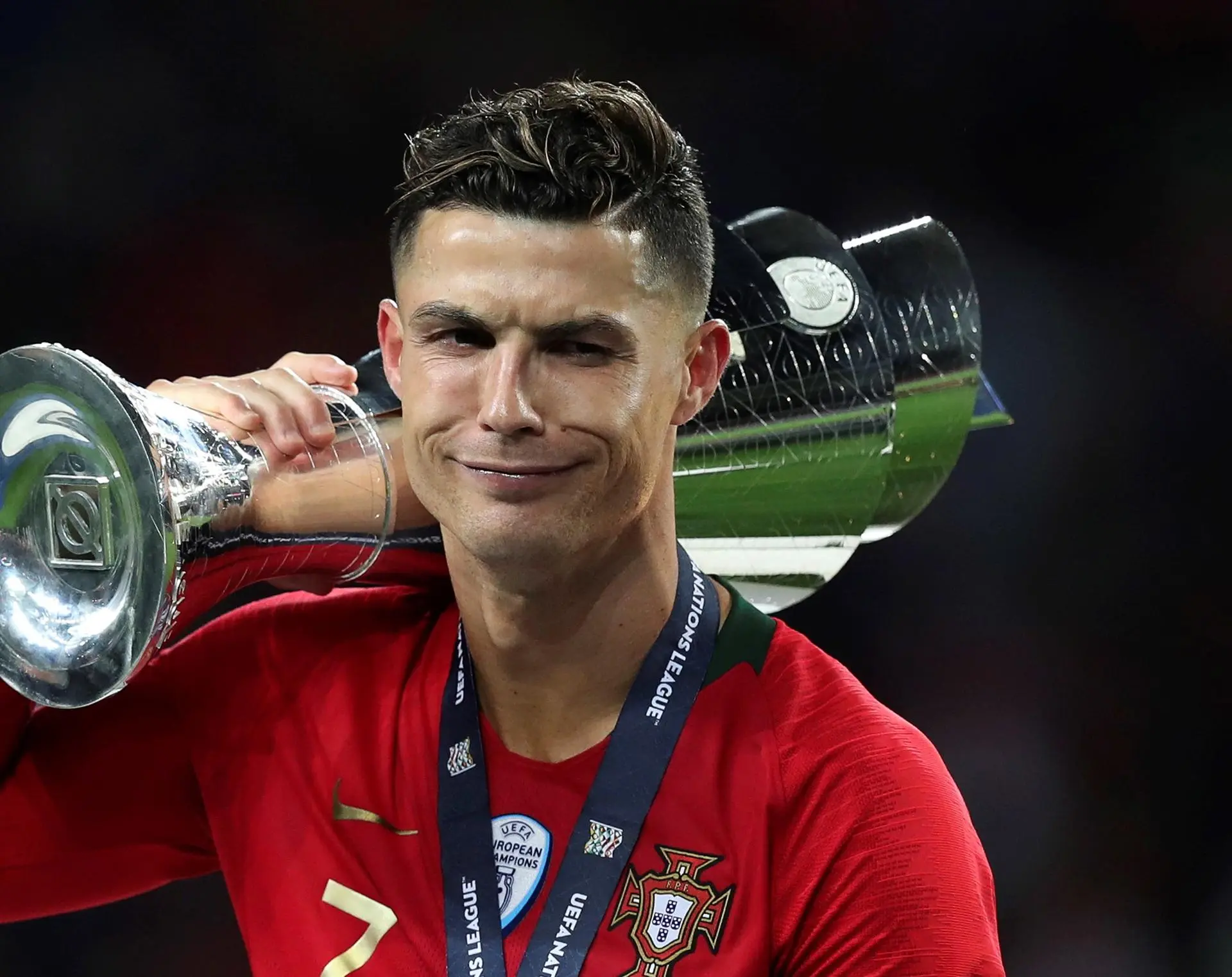 Cristiano Ronaldo era campeão da Nations com Portugal aos 34 anos, idade de Neymar - EPA/JOSE COELHO