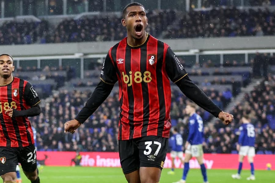 Rayan brilha com início artilheiro na Inglaterra: ‘Não cede à pressão’