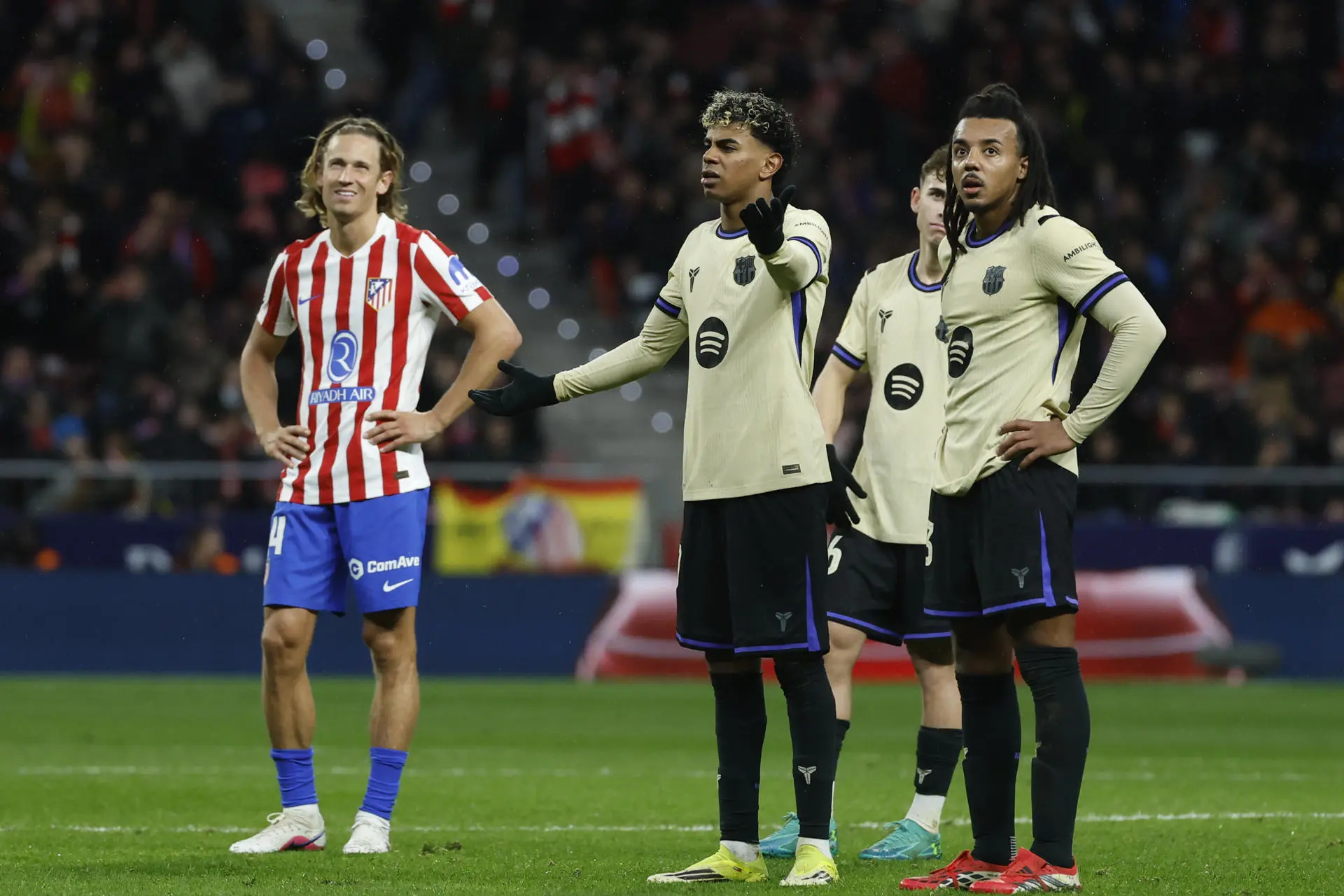 Deco critica Barcelona e arbitragem após goleada para o Atlético de Madrid