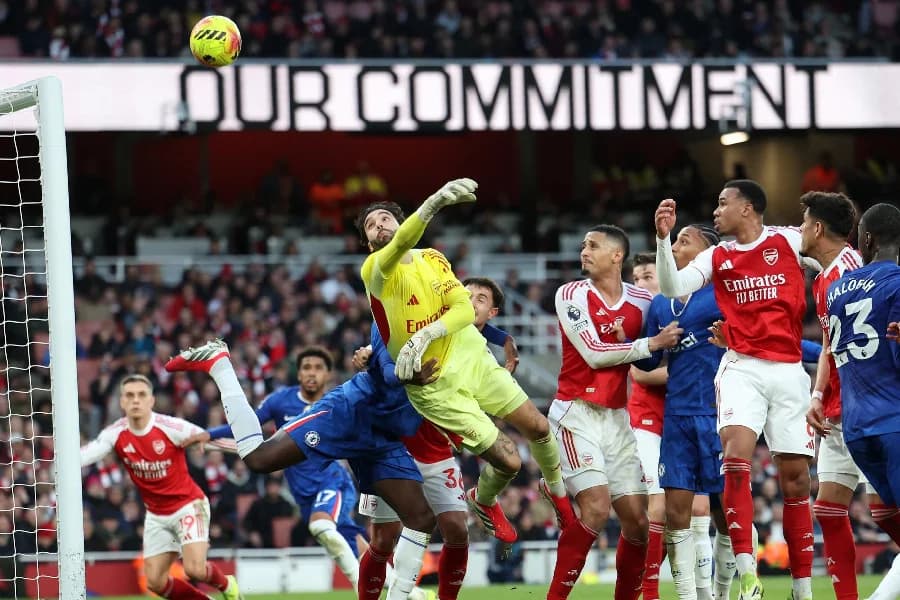 Arsenal vence clássico contra Chelsea e dispara na liderança