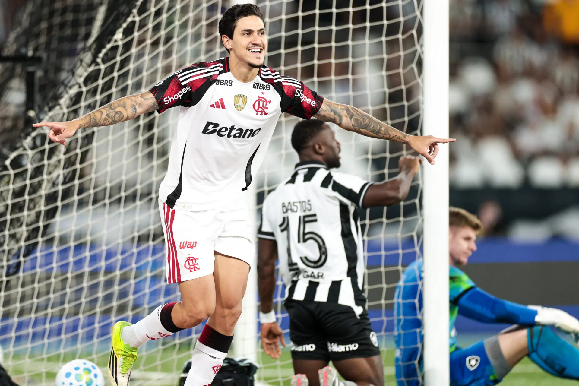 Flamengo atropela Botafogo e mantém ascensão com Jardim