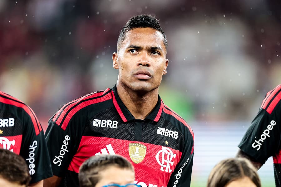 Flamengo encaminha renovação de Alex Sandro até 2027