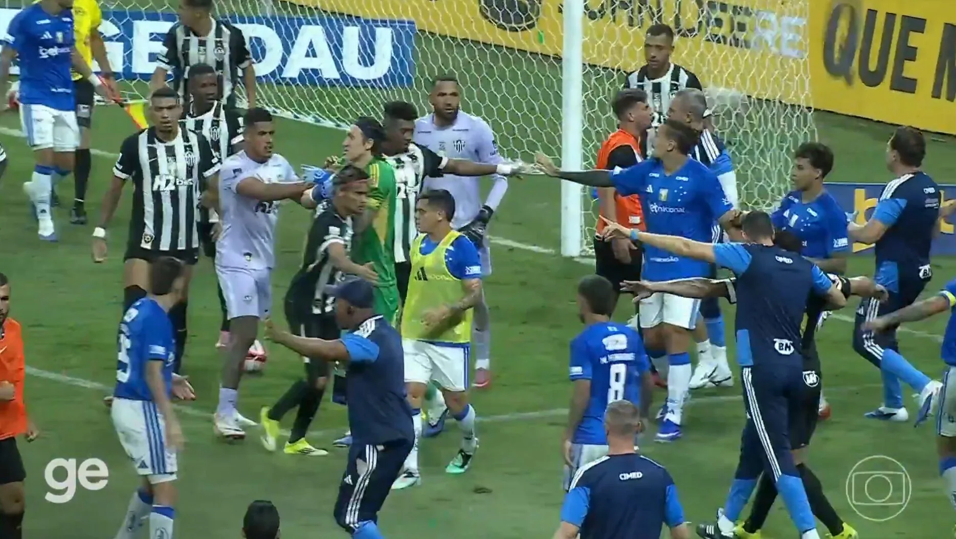 Cruzeiro x Galo tem recorde histórico de expulsões após briga generalizada