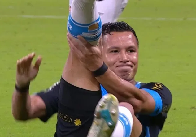 Marlon, do Grêmio, sofre lesão chocante; veja vídeo