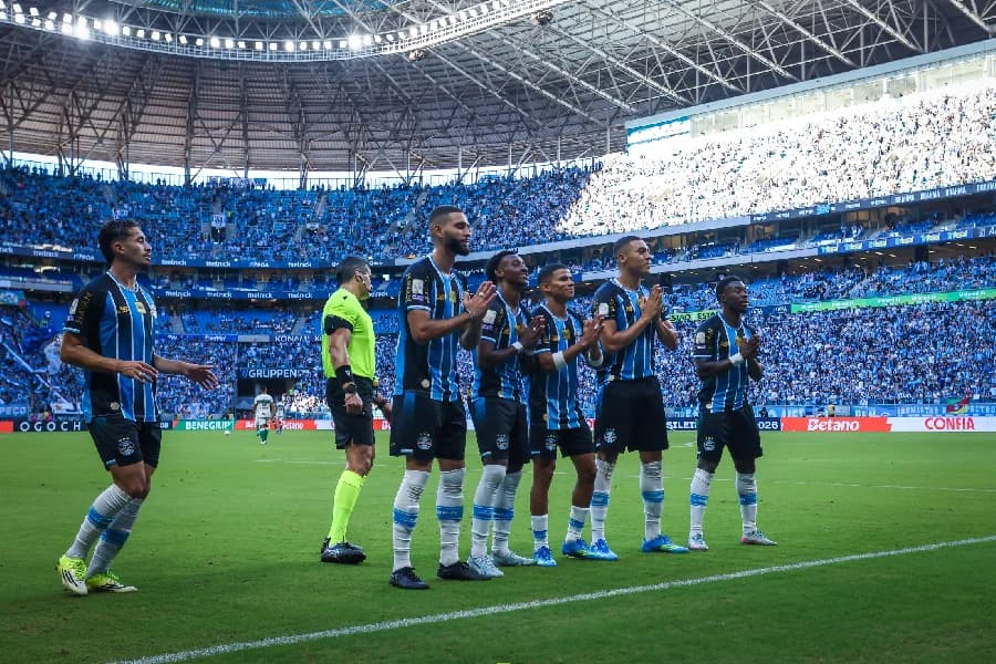 Grêmio supera expulsões e vence Coritiba com gol de Gabriel Mec