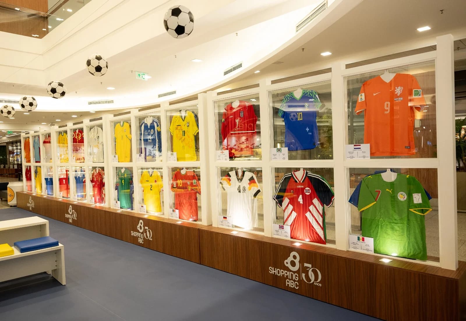 Exposição de camisas celebra a paixão mundial pelo futebol