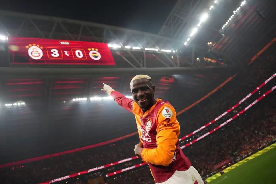 Ederson é expulso e soca cabine do VAR em clássico na Turquia; veja