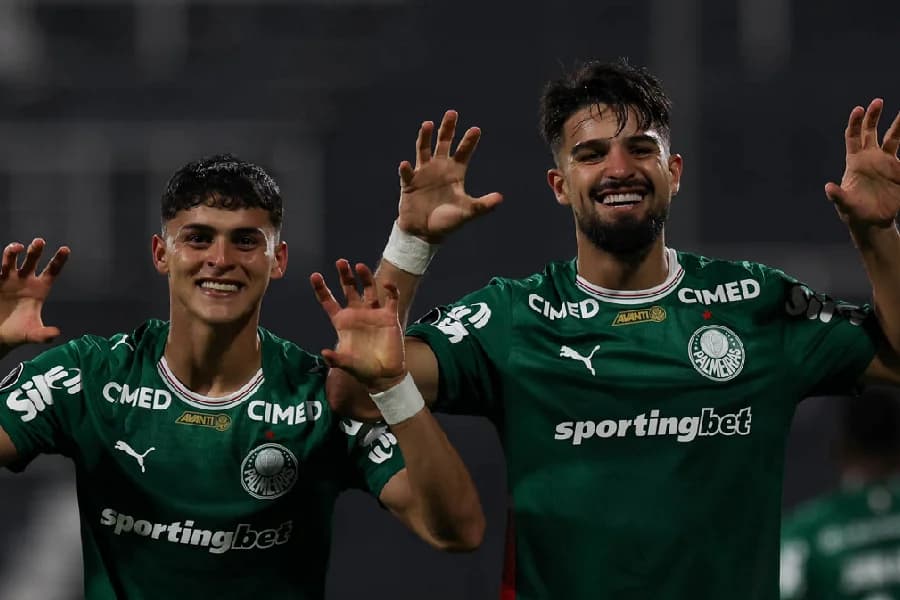 Palmeiras castiga erros do Sporting Cristal, vence e assume liderança