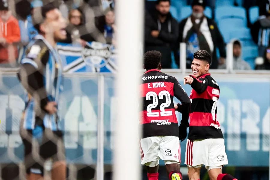 Flamengo supera Weverton, vence Grêmio com gol de Carrascal e avança