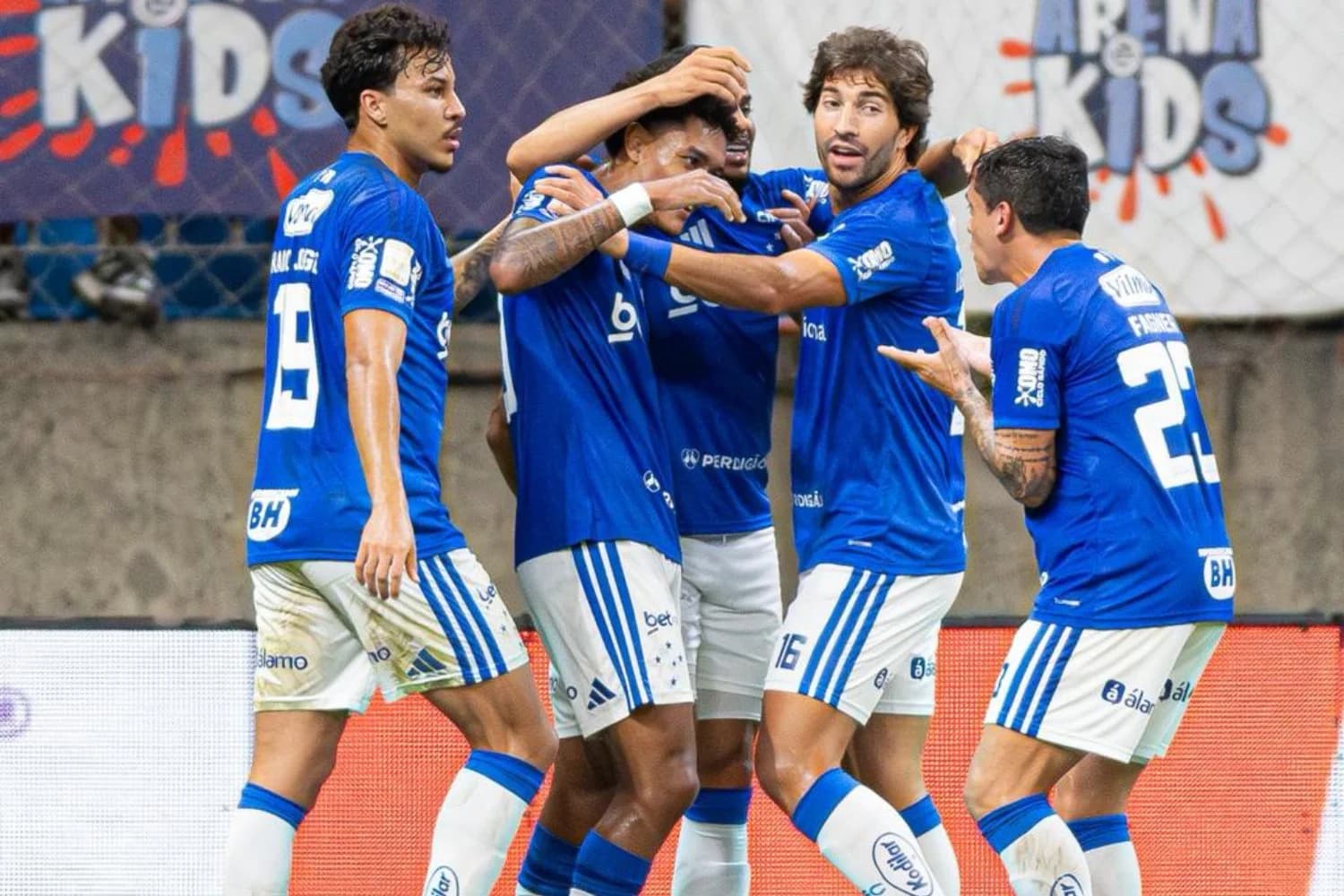 Com gol de Kaique Kenji, Cruzeiro vira sobre o Bahia na Fonte Nova e respira