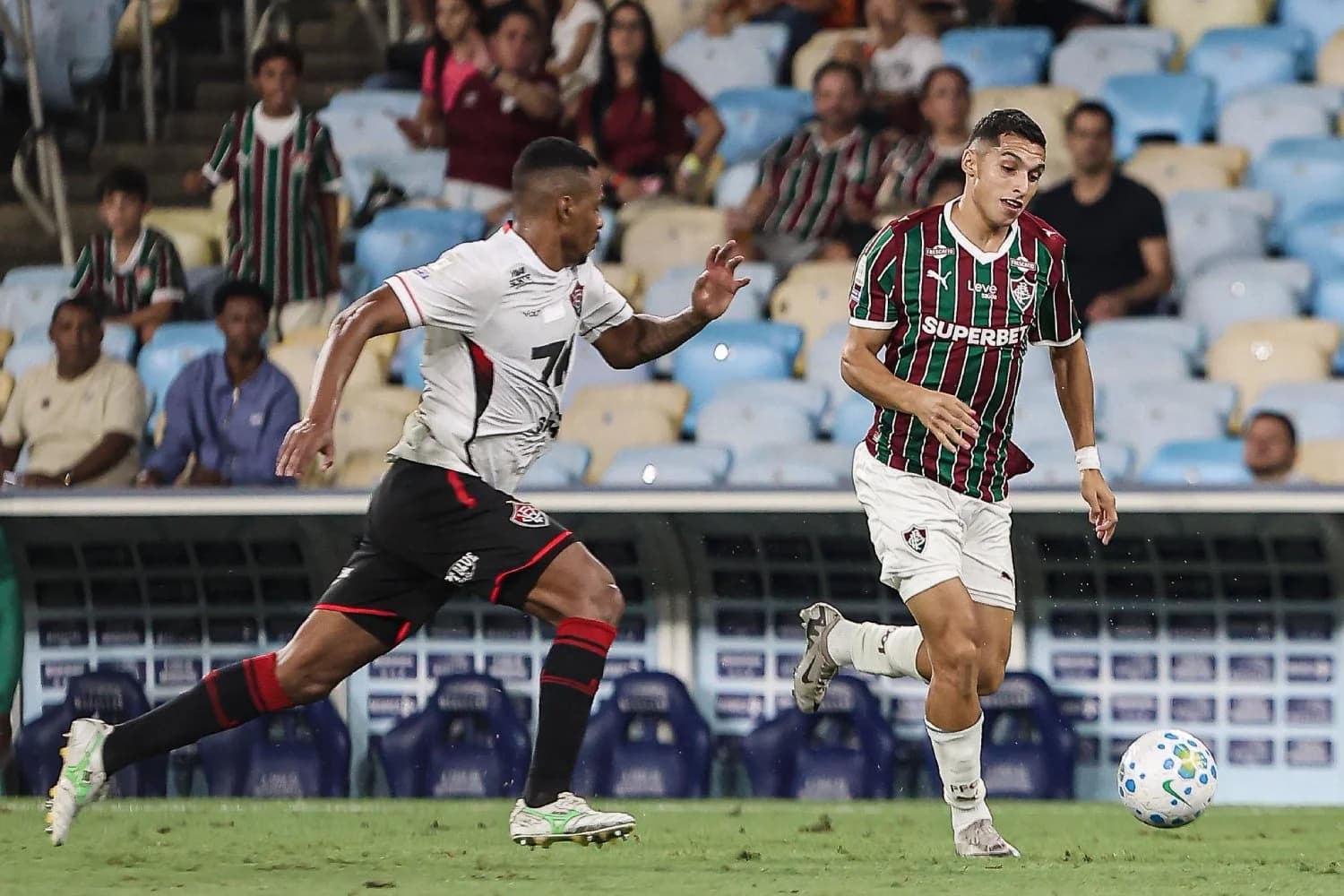 Serna marca no fim e Fluminense empata contra o Vitória no Maracanã