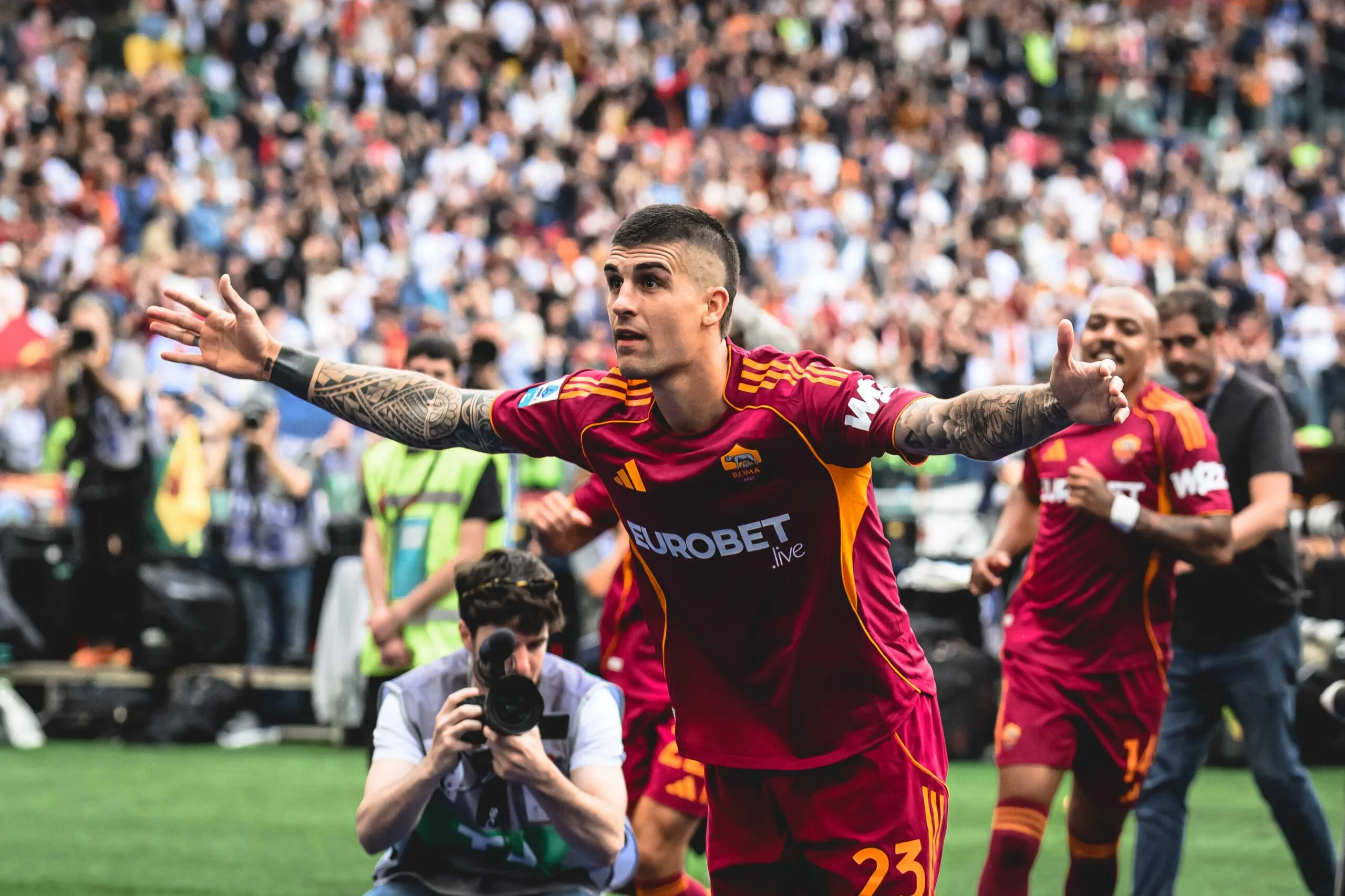 Com dois de Gianluca Mancini, Roma bate Lazio e entra no G4 da Série A