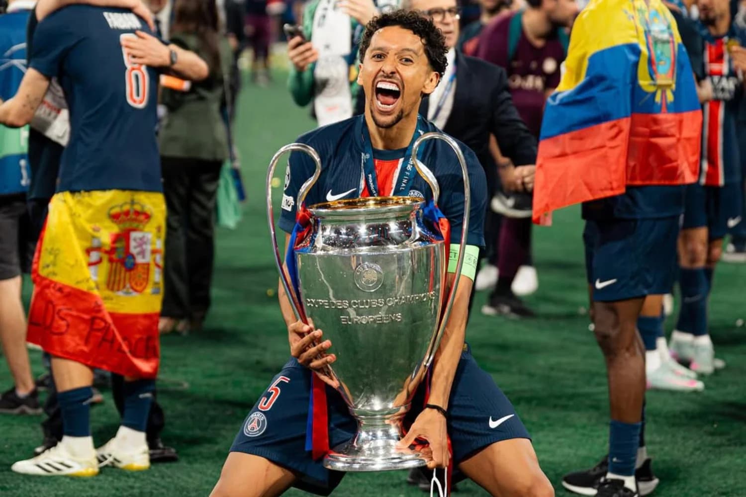 Marquinhos consola Gabriel Magalhães na final da Champions