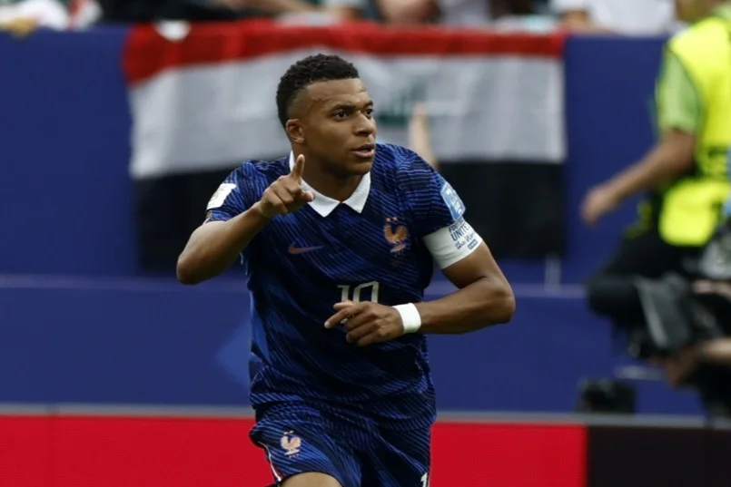 Mbappé supera Ronaldo e segue na cola de Messi por recorde