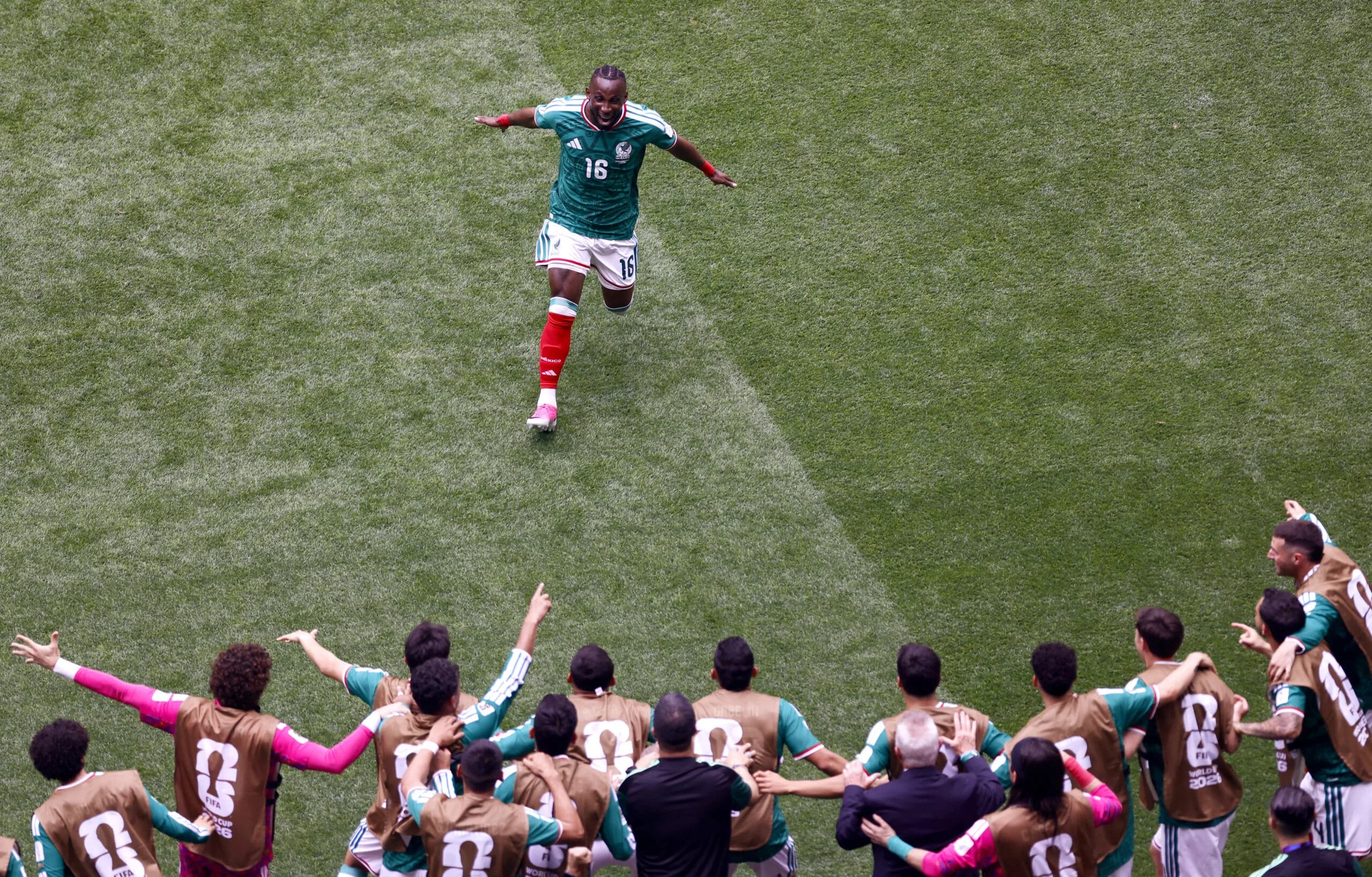 Festa no Azteca: México aproveita erros da África do Sul e vence estreia