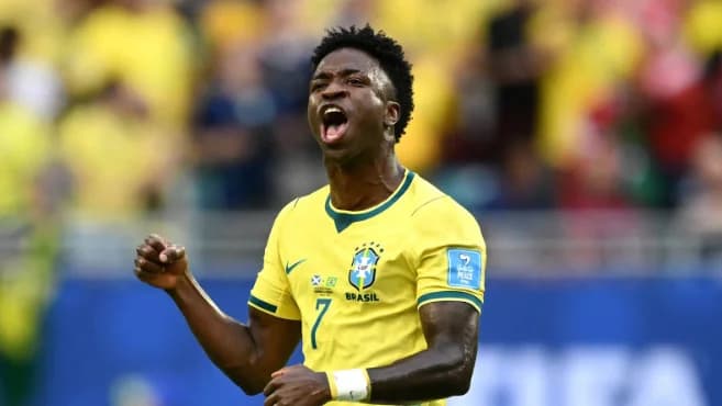 Com gols nos três jogos da fase de grupos, Vini iguala marca de campeões mundiais