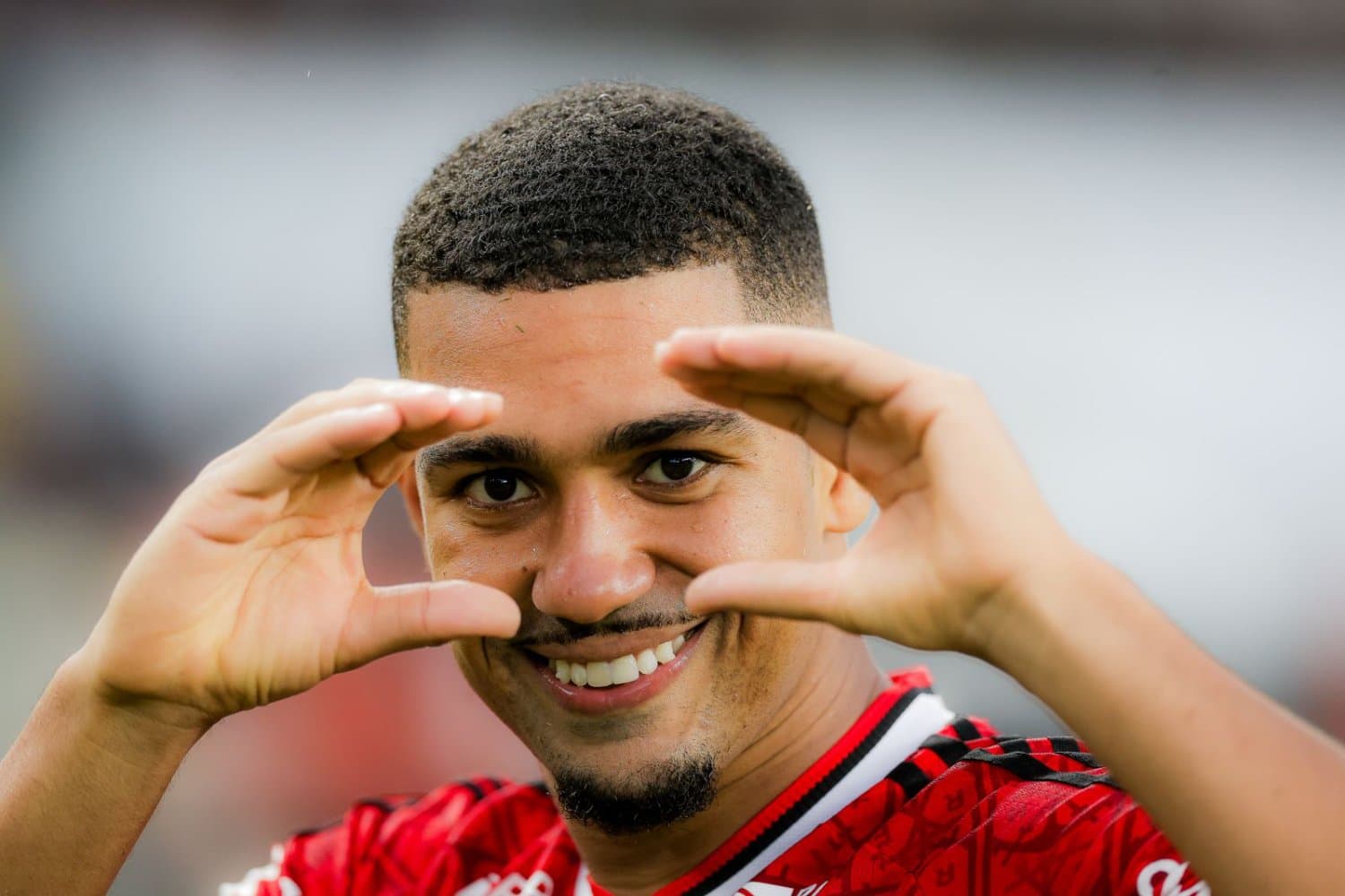 Samuel Lino marcou o gol que deixou o Flamengo na liderança do Brasileirão 2026
