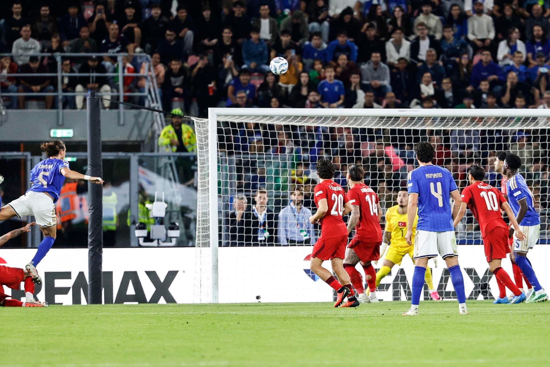 Riccardo Calafiori marcou pela Itália diante da Turquia em Bolonha pela Nations League (EFE/ELISABETTA BARACCHI)