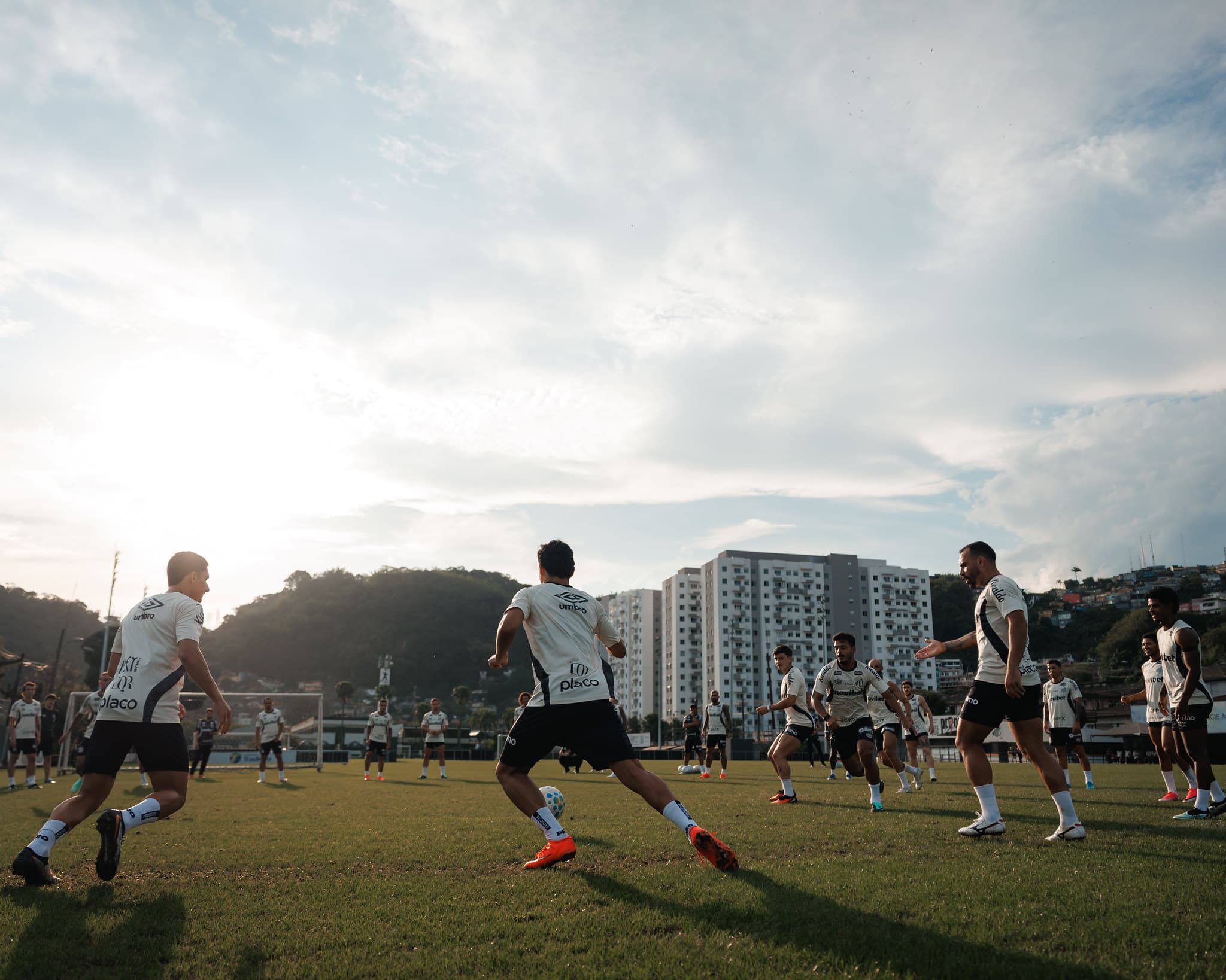 Jogadores do Santos treinam no CT Rei Pelé, utilizado pelo clube desde 1996 - Raul Baretta/Santos FC