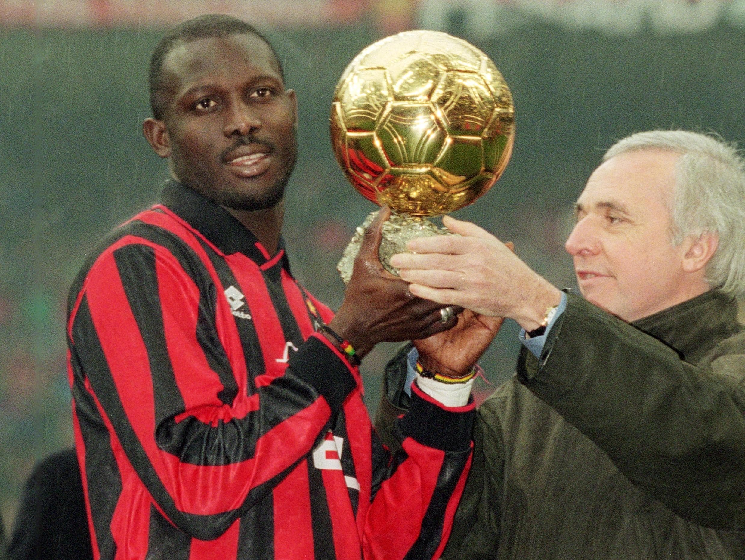 Liberiano George Weah, então no Milan, recebe a Bola de Ouro da revista France Football, em 1995 - Acervo PLACAR