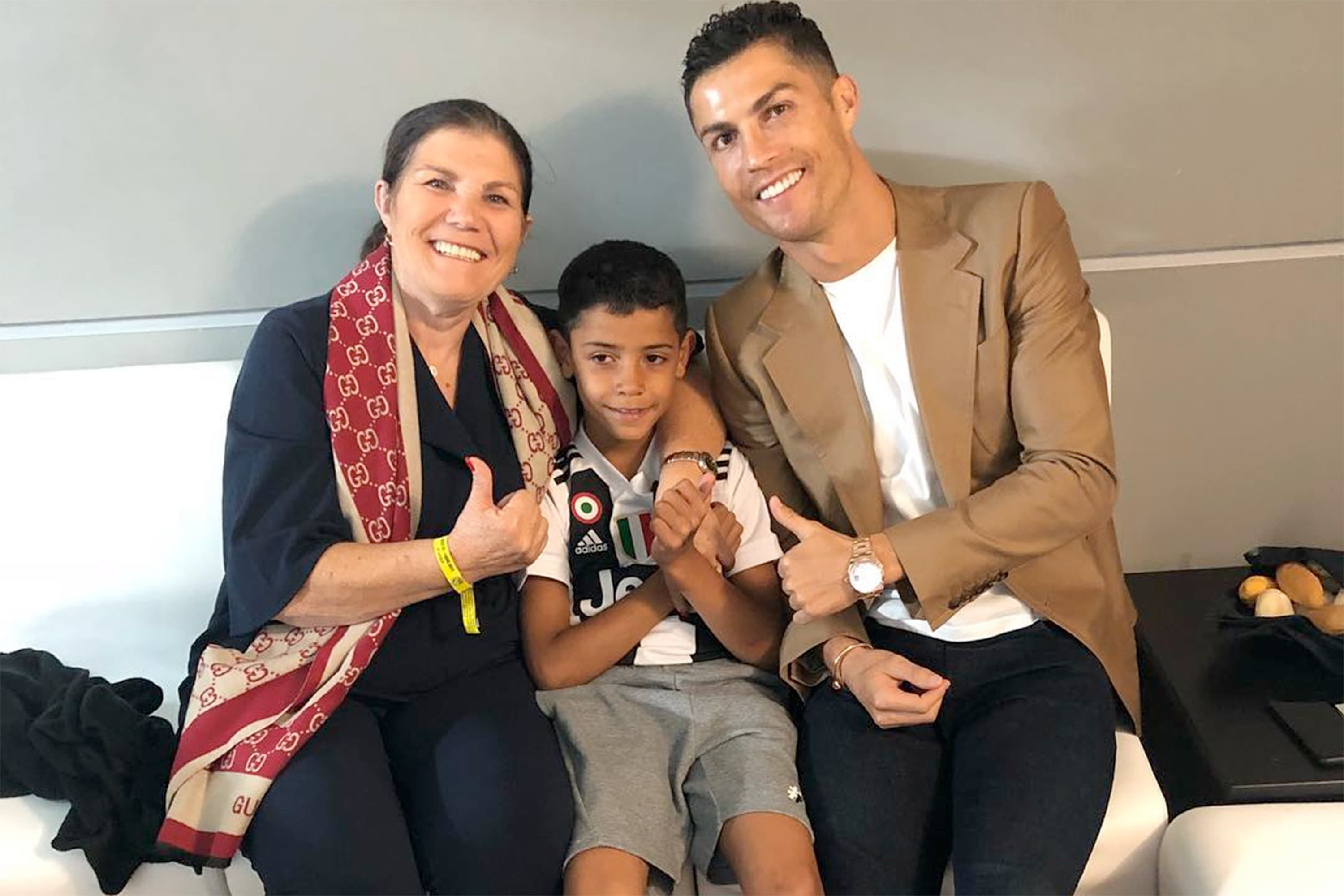 Foto antiga de Cristiano Ronaldo com a mãe Dolores Saveiro e com o filho Cristiano Jr (Reprodução/Instagram)