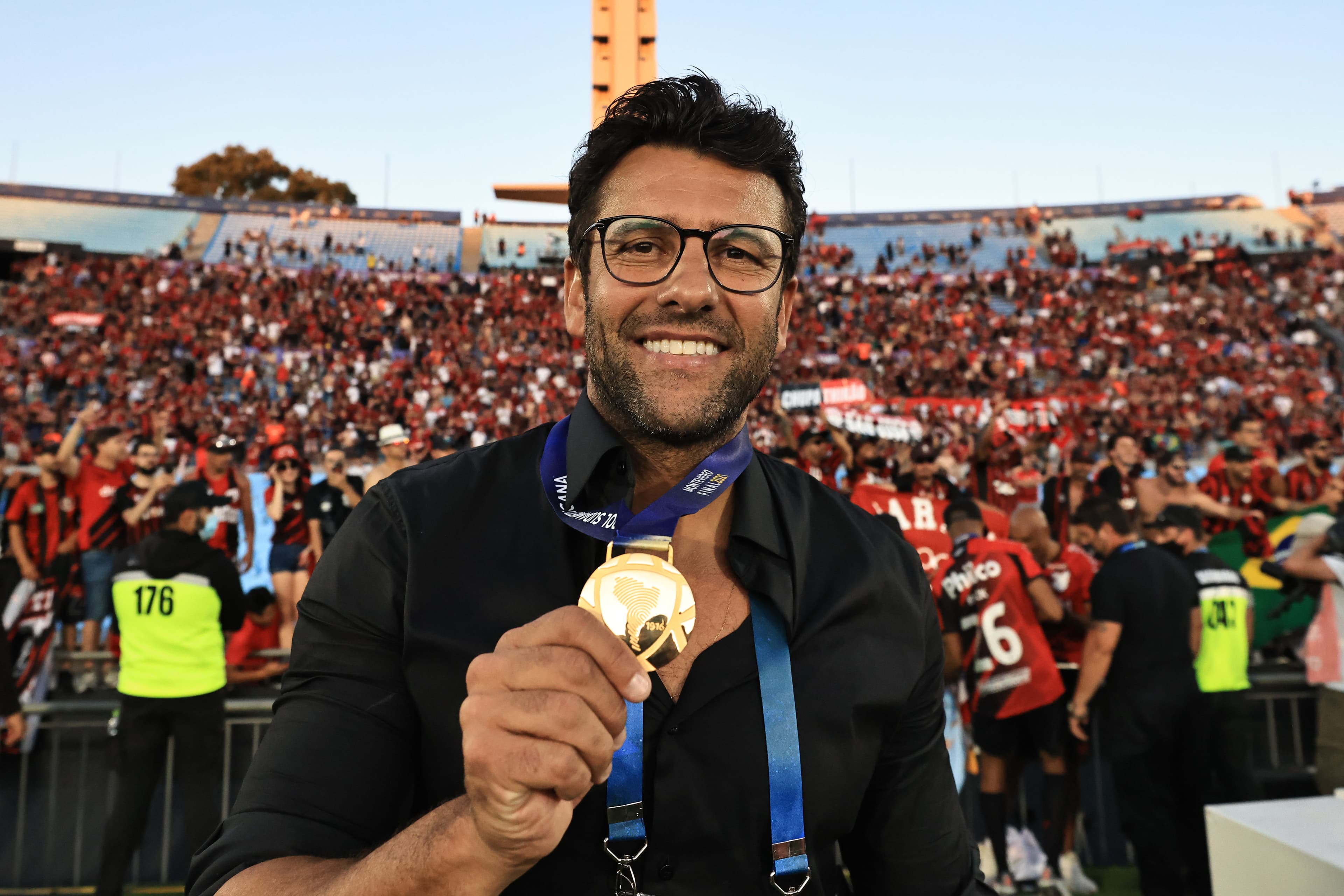 Alberto Valentim celebra o título da Sul-Americana do Athletico-PR