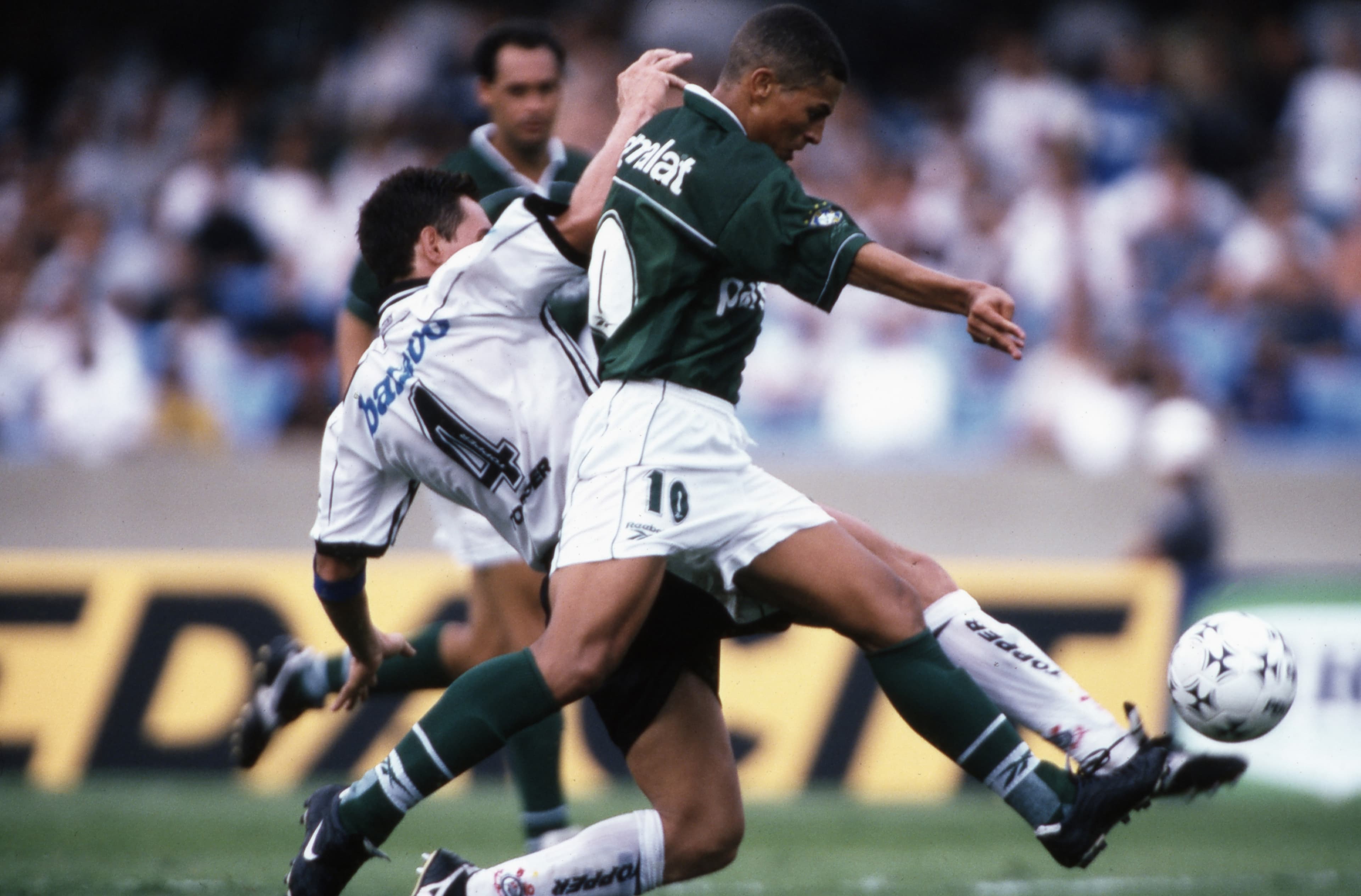 Alex, do Palmeiras, contra Gamarra, do Corinthians, no jogo da Libertadores de 1999.