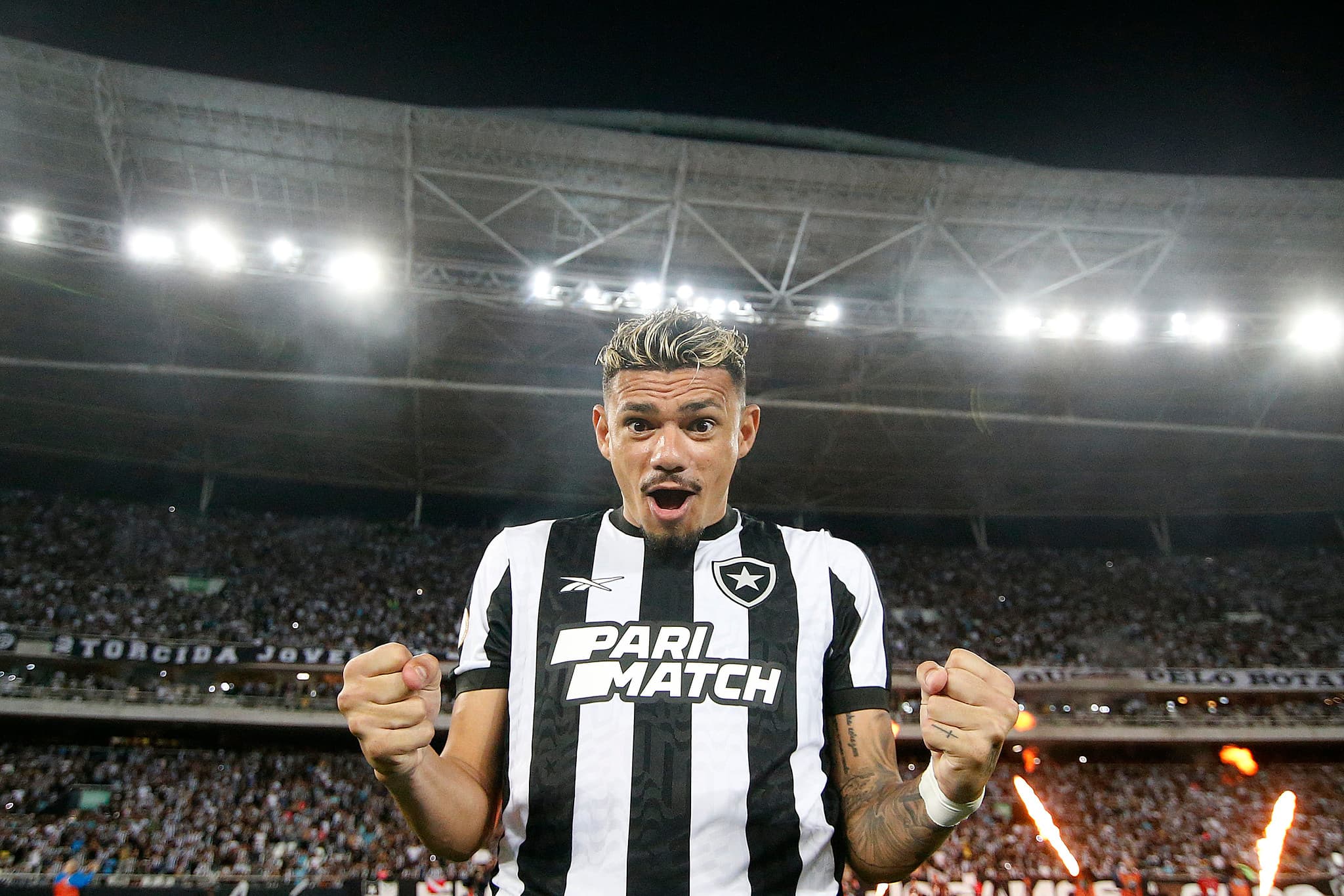 Tiquinho Soares com a camisa do Botafogo - Vítor Silva/Botafogo