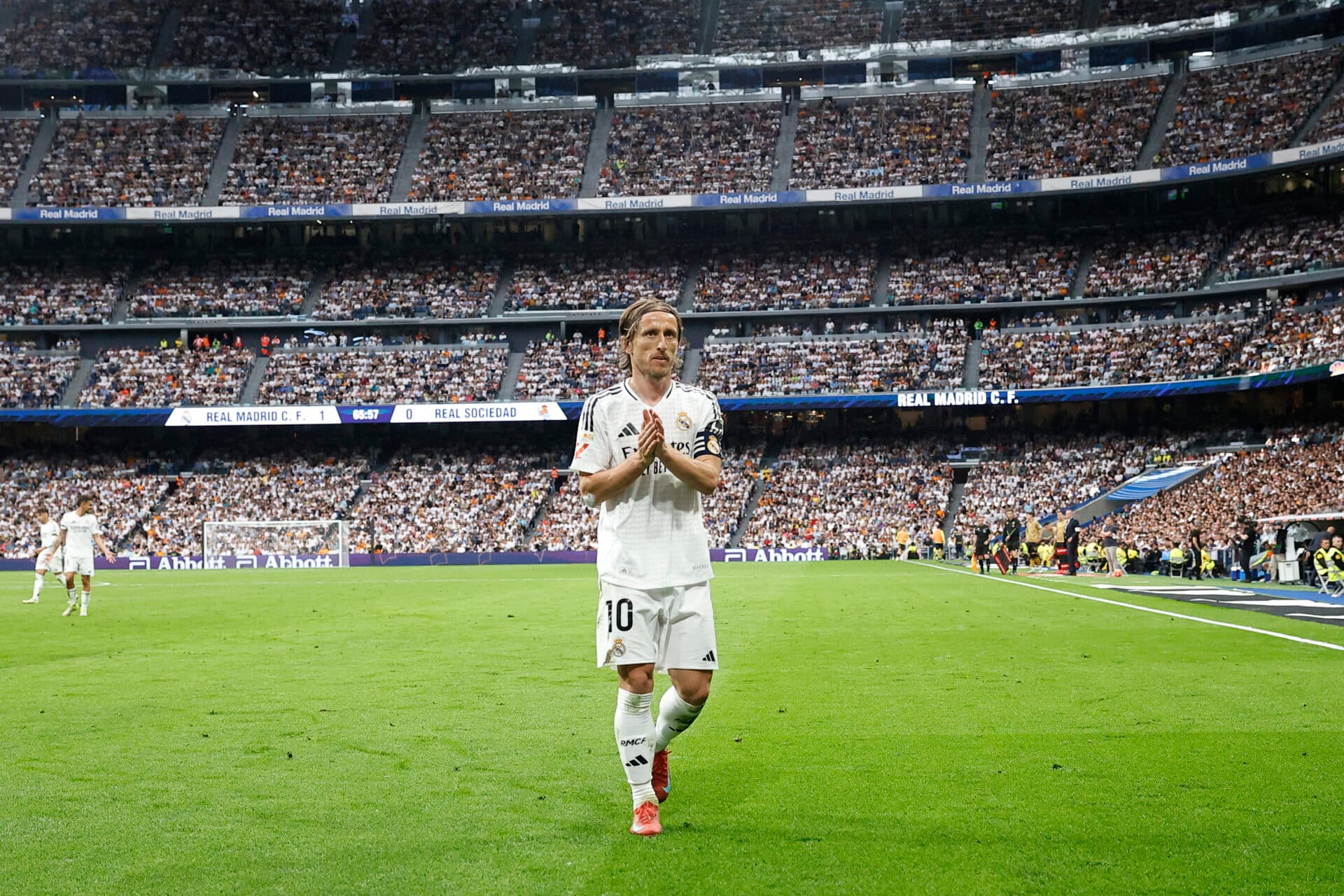 Modrić sai aplaudido do Real Madrid OSCAR DEL POZO / AFP
