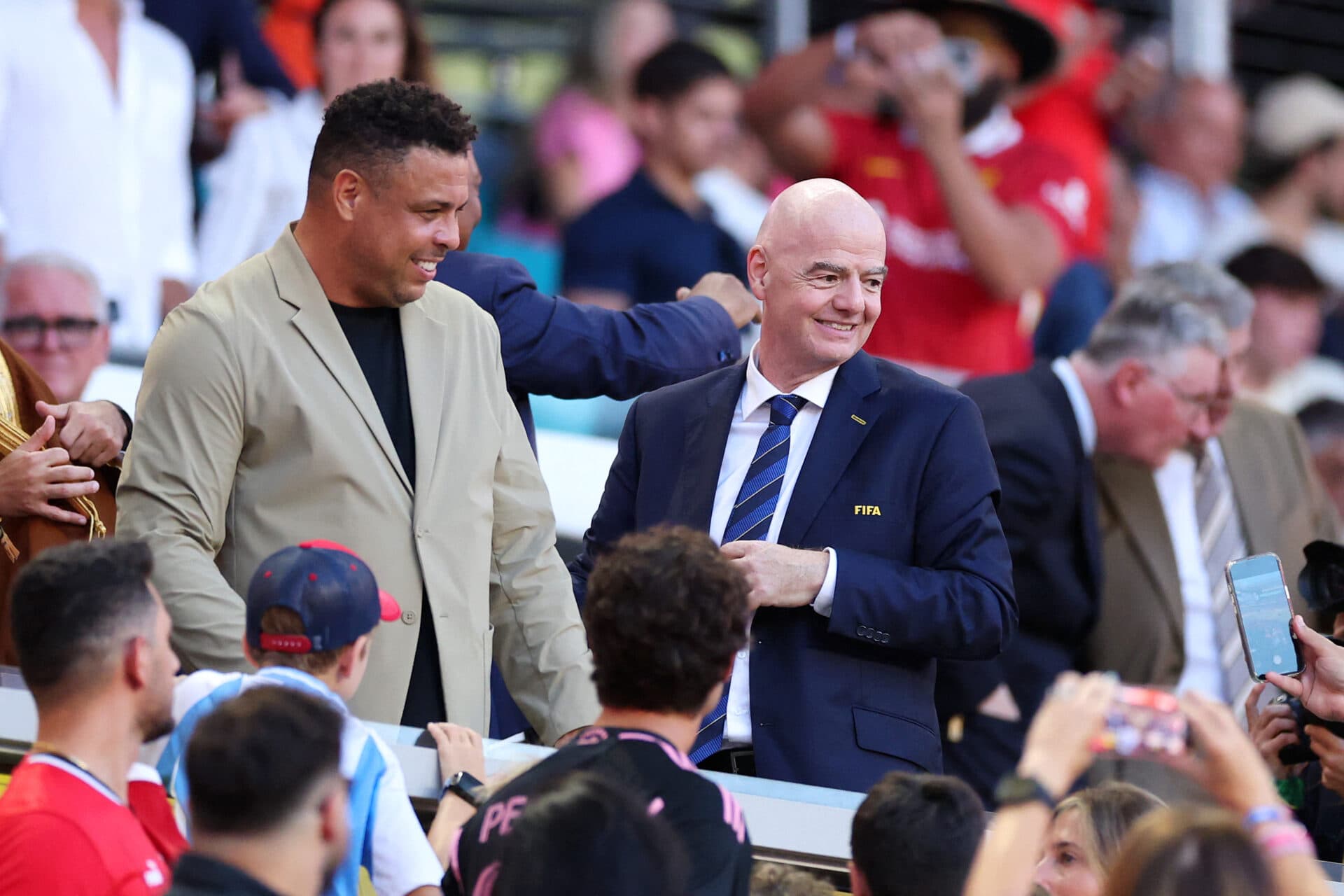 Ronaldo e o presidente da Fifa, Gianni Infantino, na abertura do Mundial de Clubes em Miami - Kevin C. Cox/AFP)