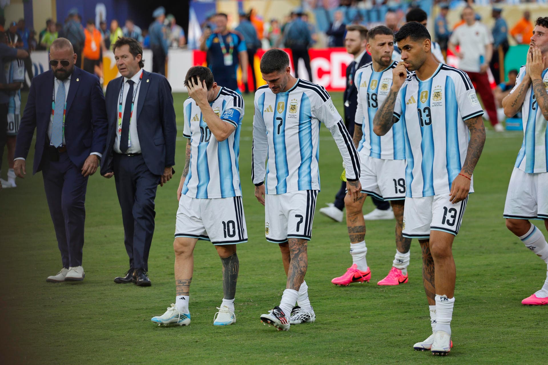 Messi e os jogadores da Argentina deixam o campo cabisbaixos após derrota - Lavandeira Jr/EFE