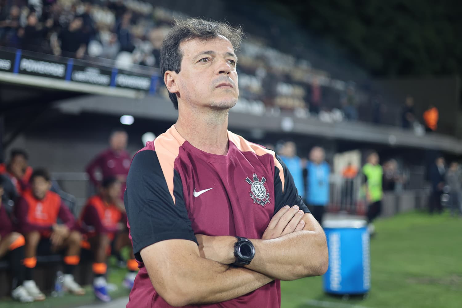 Fernando Diniz, treinador do Corinthians, em jogo pela Libertadores, contra o Platense - EFE/ Juan Ignacio Roncoroni