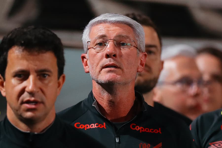 Athletico-PR vira, vence em Bragança e amplia jejum do São Paulo