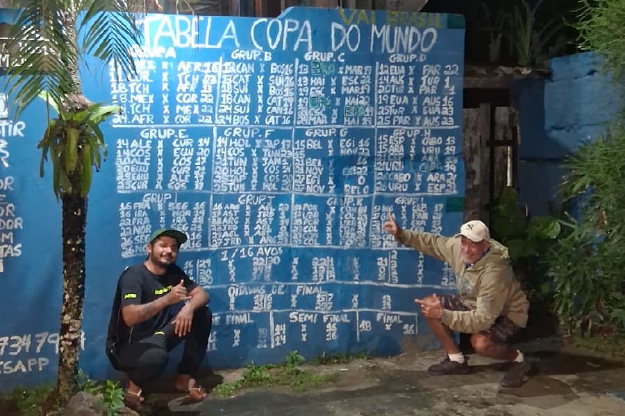 Salva-vidas pinta tabela da Copa no muro de casa
