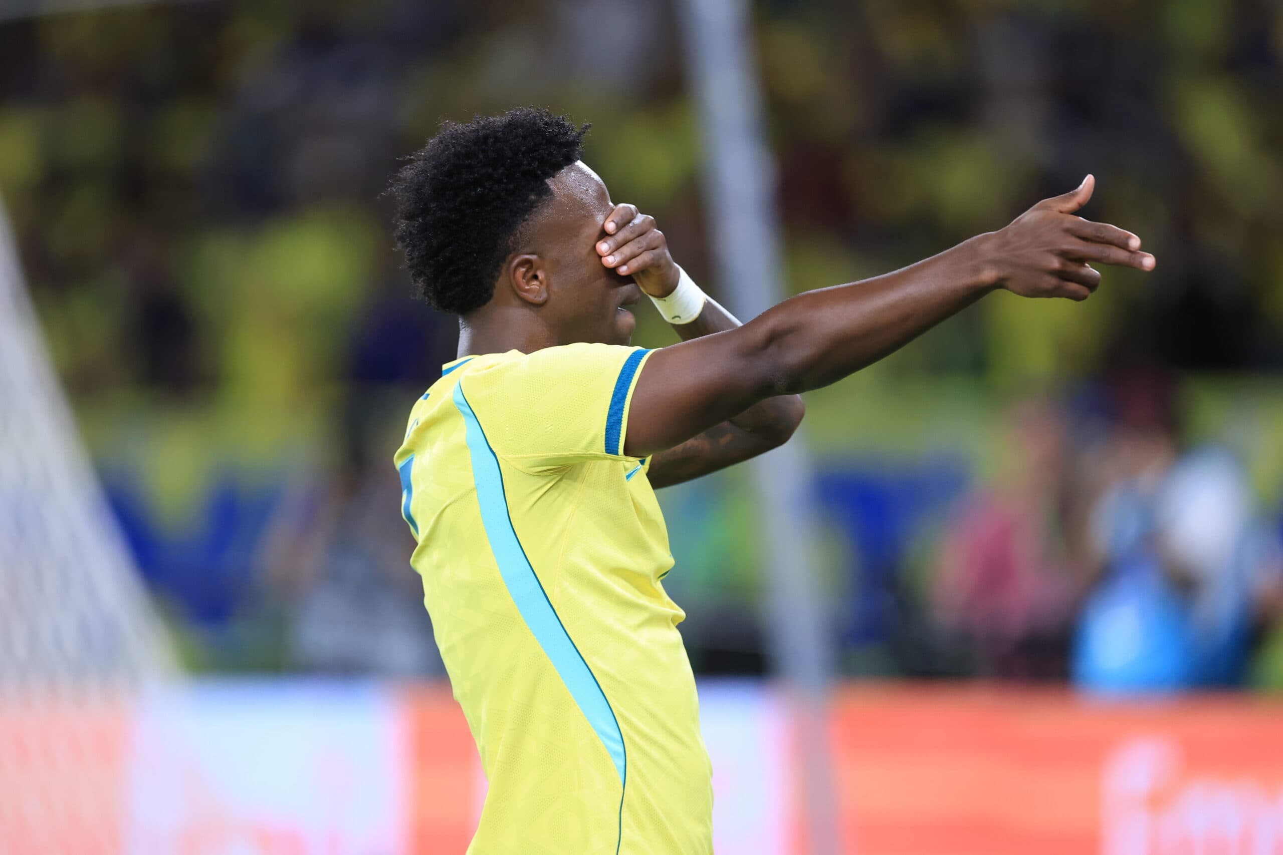 Real Madrid aumenta oferta para renovar com Vini, diz site