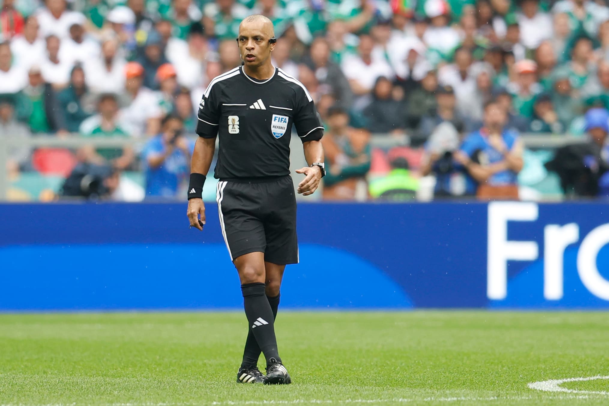 Wilton Pereira Sampaio expulsou três jogadores no duelo entre México e África do Sul - Sashenka Gutiérrez/EFE