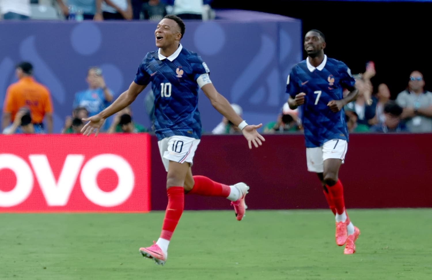 Kylian Mbappé e Ousmané Dembélé comemoram gol da França contra a Suécia, pela Copa do Mundo - EFE/EPA/SARAH YENESEL