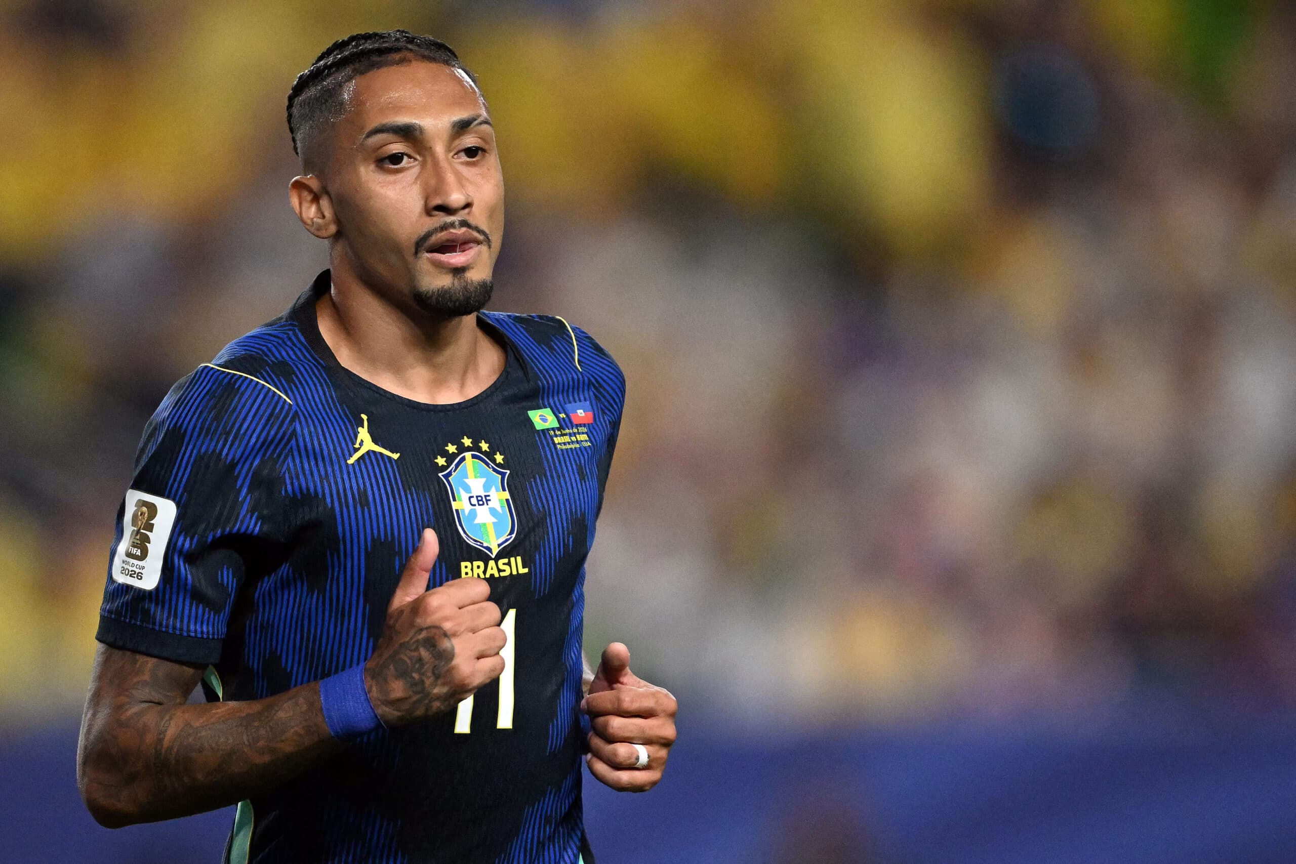 Raphinha volta a treinar com a seleção brasileira